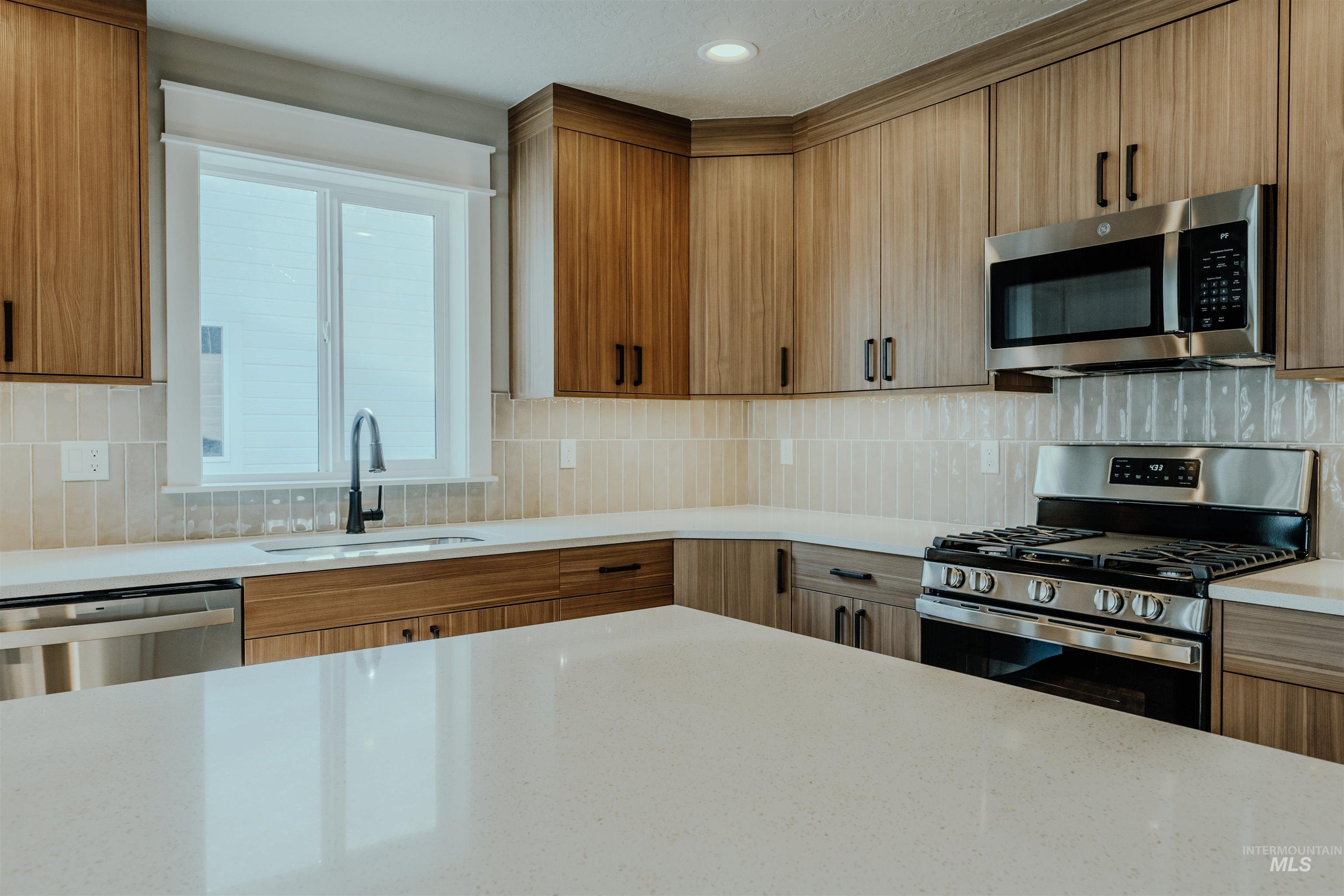 1214 Phillips Circle, Ontario, Oregon 97914-3905, 2 Bedrooms, 2 Bathrooms, Residential For Sale, Price $295,000,MLS 98972943