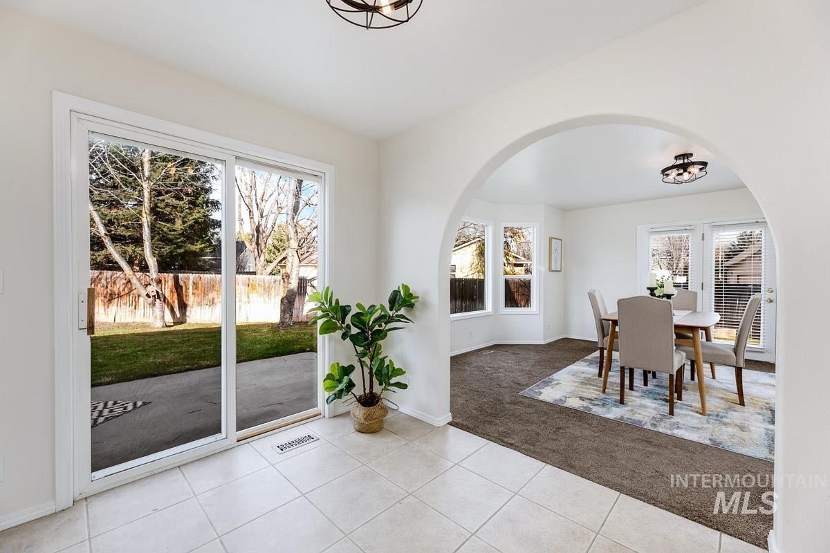 992 N Pinnacle, Eagle, Idaho 83616, 4 Bedrooms, 4 Bathrooms, Residential For Sale, Price $669,995, 98972949