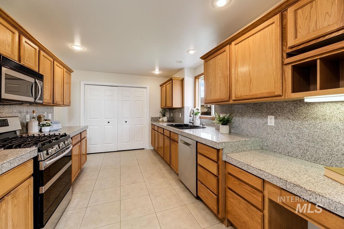 992 N Pinnacle, Eagle, Idaho 83616, 4 Bedrooms, 4 Bathrooms, Residential For Sale, Price $669,995, 98972949