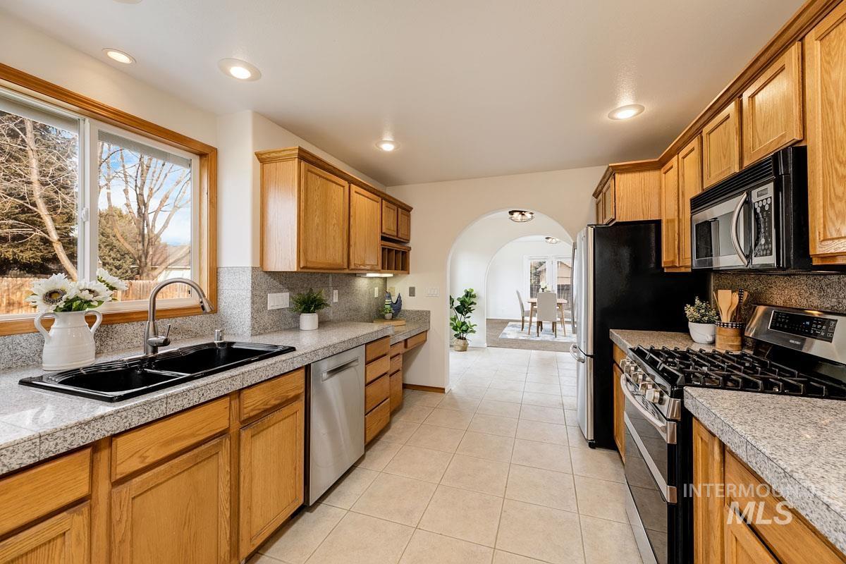 992 N Pinnacle, Eagle, Idaho 83616, 4 Bedrooms, 4 Bathrooms, Residential For Sale, Price $680,000,MLS 98972949