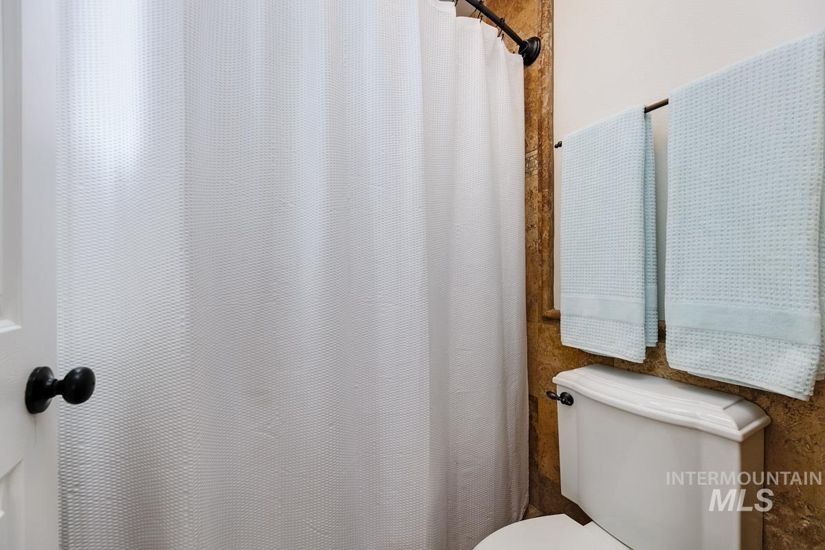 992 N Pinnacle, Eagle, Idaho 83616, 4 Bedrooms, 4 Bathrooms, Residential For Sale, Price $680,000,MLS 98972949