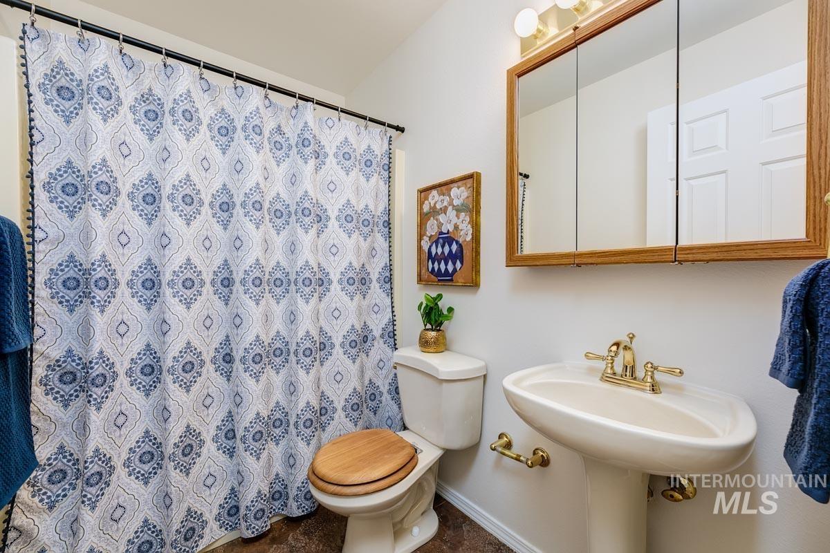 992 N Pinnacle, Eagle, Idaho 83616, 4 Bedrooms, 4 Bathrooms, Residential For Sale, Price $669,995, 98972949