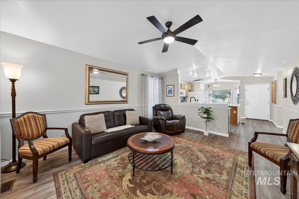 827 Mason Loop, Nampa, Idaho 83686, 3 Bedrooms, 2 Bathrooms, Residential For Sale, Price $350,000,MLS 98972960