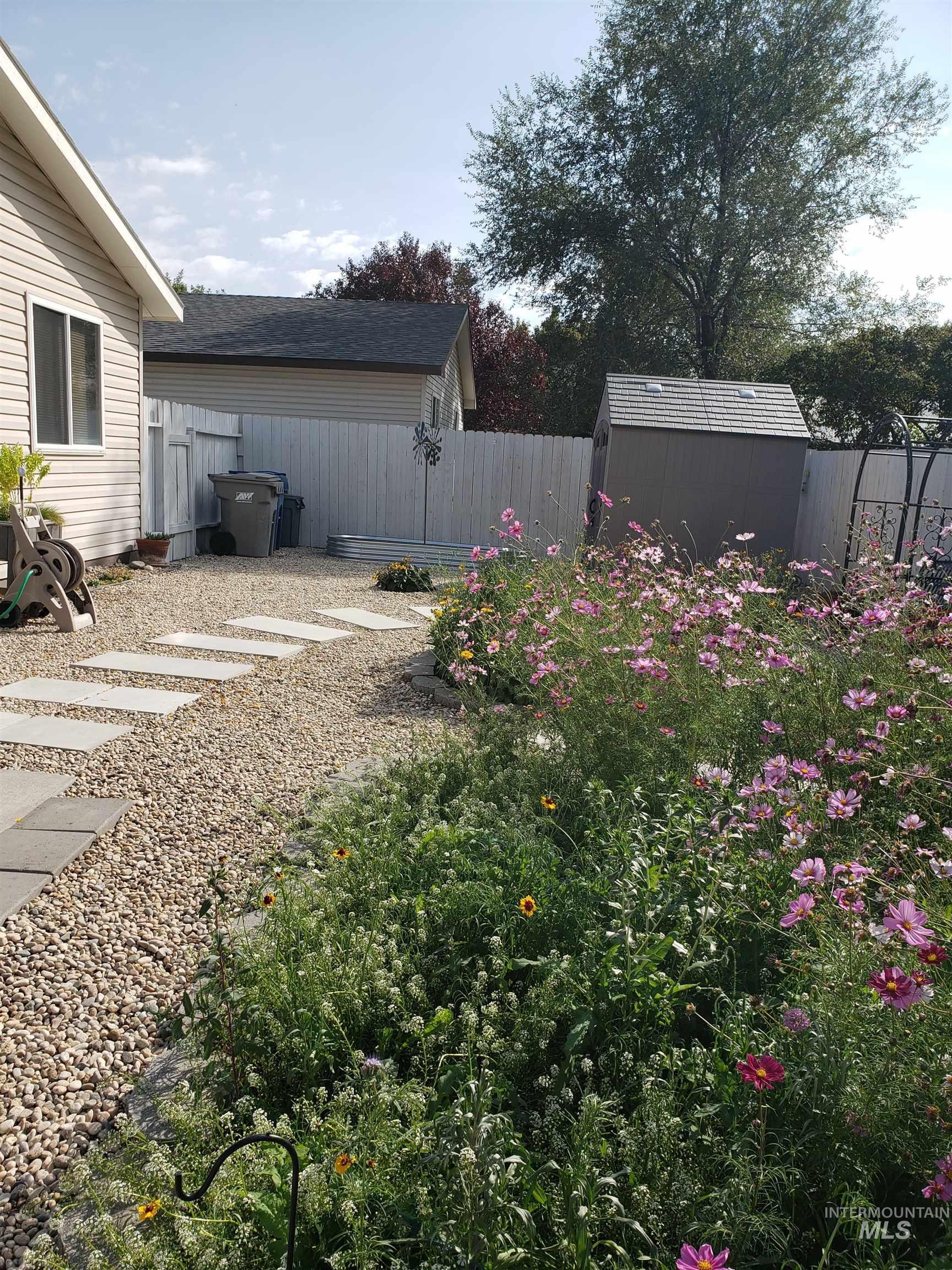 827 Mason Loop, Nampa, Idaho 83686, 3 Bedrooms, 2 Bathrooms, Residential For Sale, Price $350,000,MLS 98972960