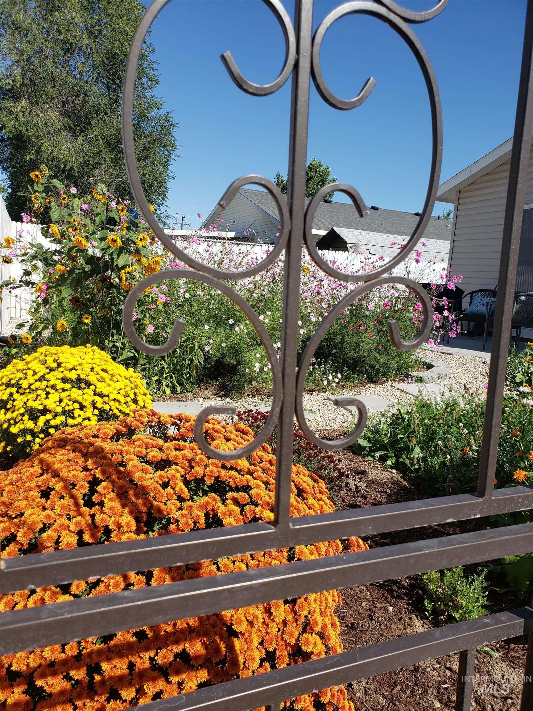 827 Mason Loop, Nampa, Idaho 83686, 3 Bedrooms, 2 Bathrooms, Residential For Sale, Price $350,000,MLS 98972960