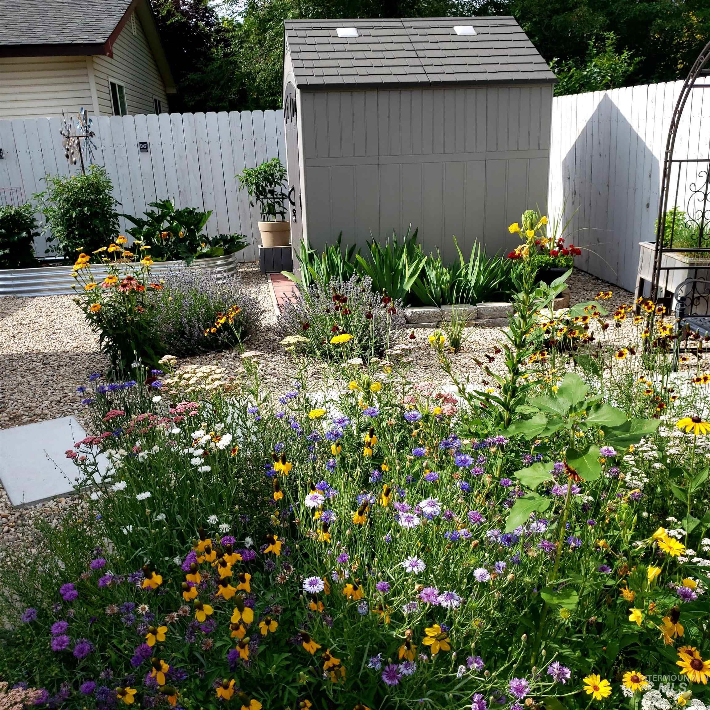 827 Mason Loop, Nampa, Idaho 83686, 3 Bedrooms, 2 Bathrooms, Residential For Sale, Price $350,000,MLS 98972960