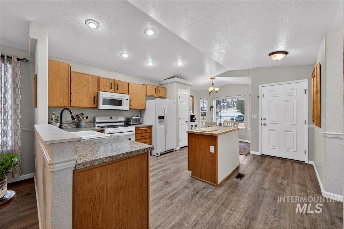 827 Mason Loop, Nampa, Idaho 83686, 3 Bedrooms, 2 Bathrooms, Residential For Sale, Price $350,000,MLS 98972960