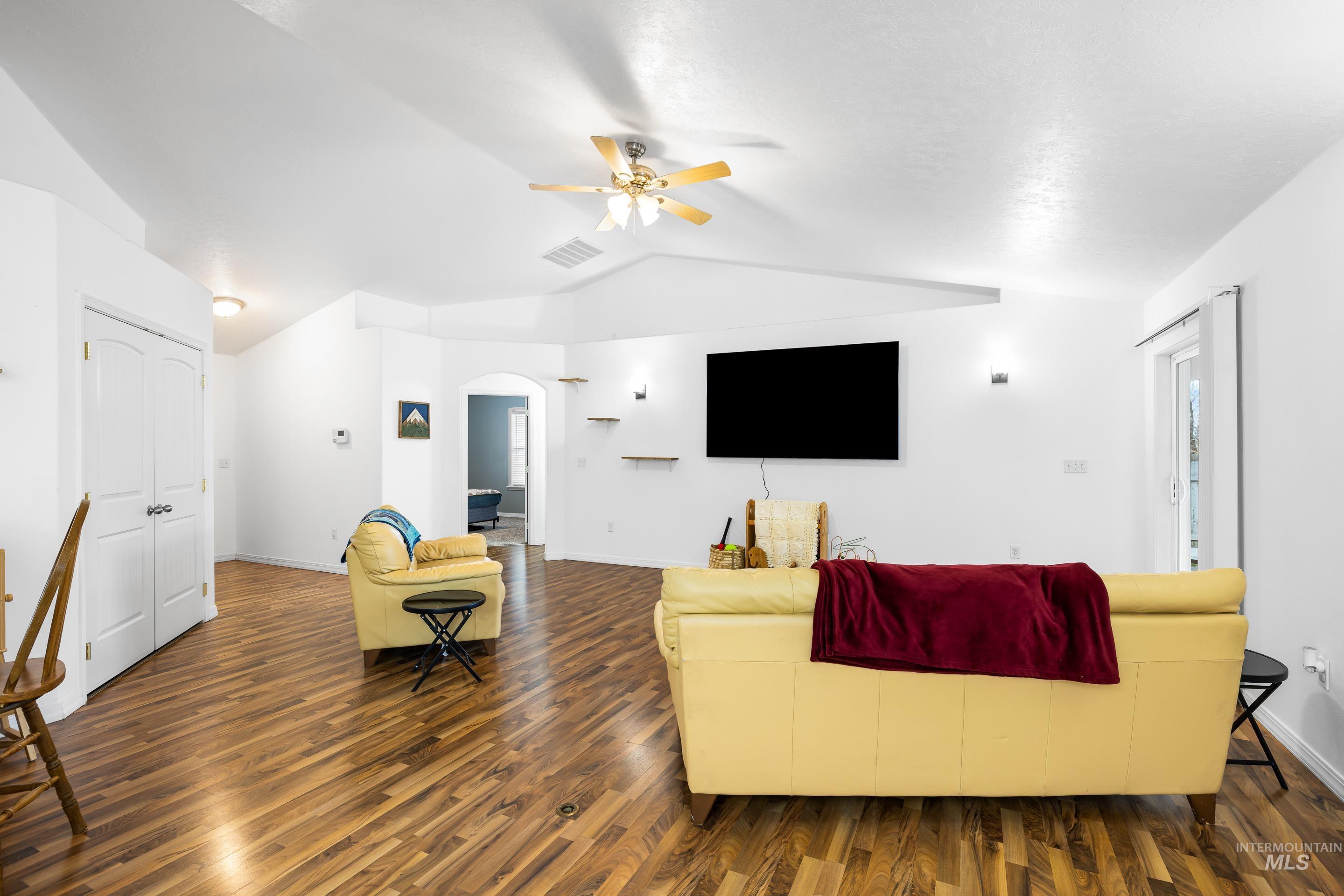 191 SW Quaker Dr, Mountain Home, Idaho 83647, 3 Bedrooms, 2 Bathrooms, Residential For Sale, Price $359,990,MLS 98972963