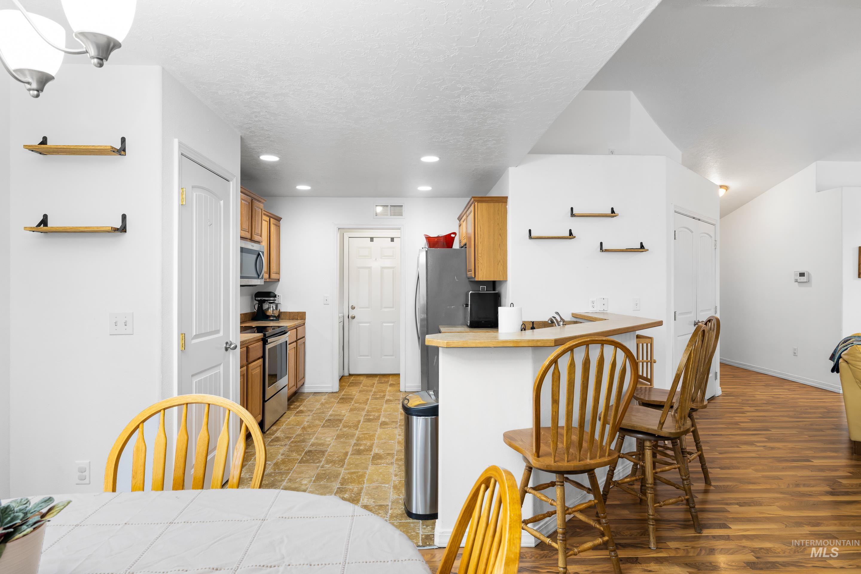 191 SW Quaker Dr, Mountain Home, Idaho 83647, 3 Bedrooms, 2 Bathrooms, Residential For Sale, Price $359,990,MLS 98972963