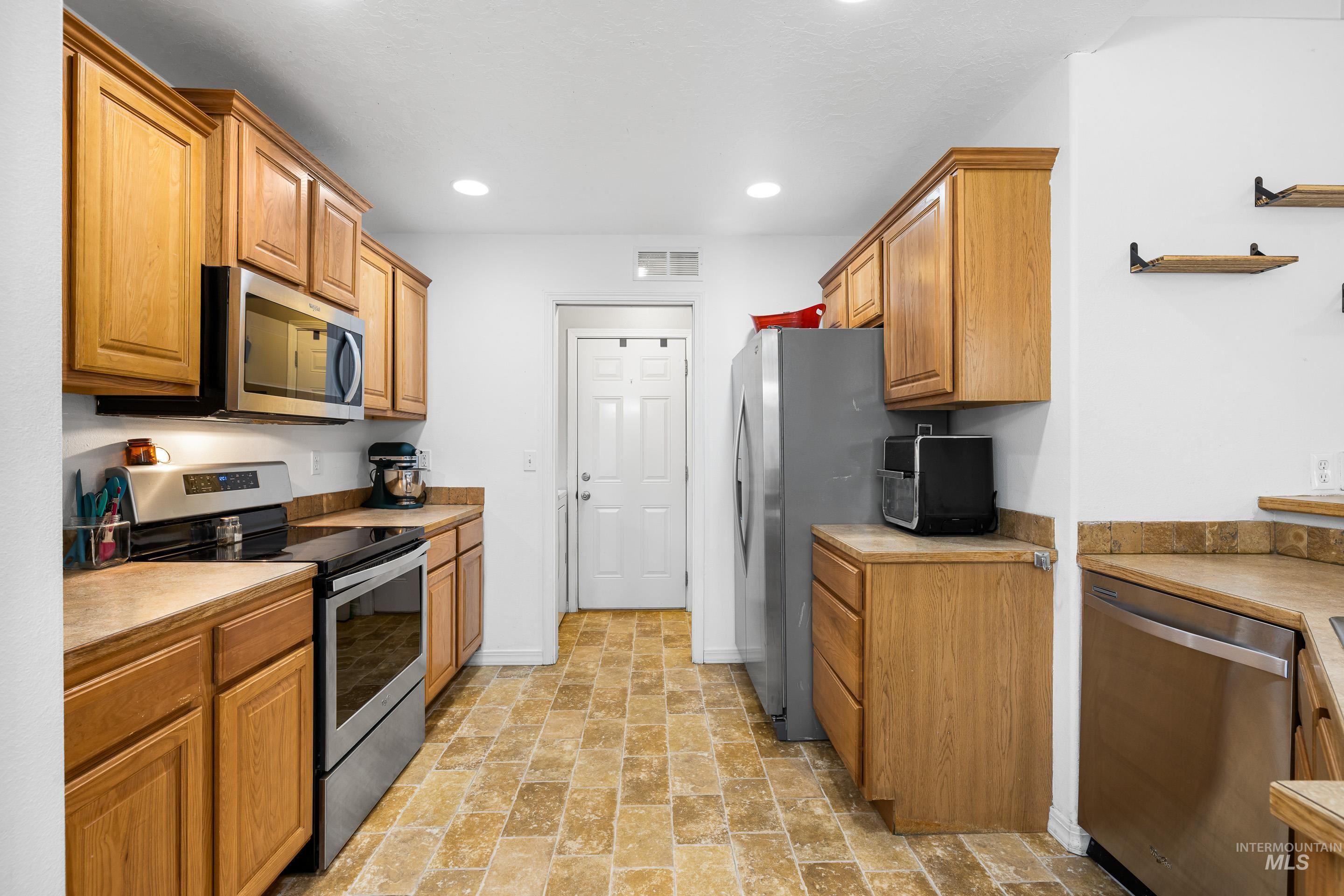 191 SW Quaker Dr, Mountain Home, Idaho 83647, 3 Bedrooms, 2 Bathrooms, Residential For Sale, Price $359,990,MLS 98972963