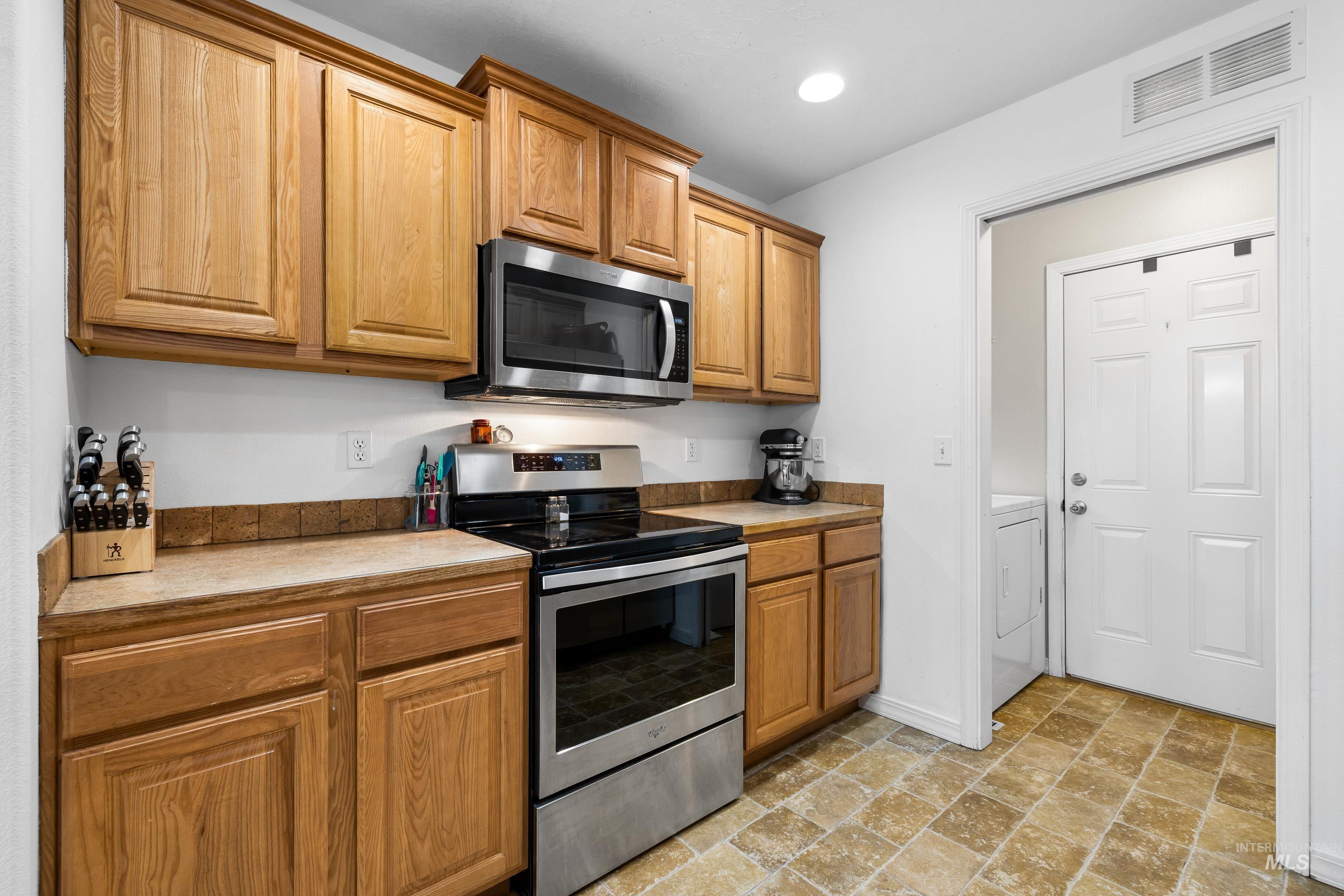 191 SW Quaker Dr, Mountain Home, Idaho 83647, 3 Bedrooms, 2 Bathrooms, Residential For Sale, Price $359,990,MLS 98972963