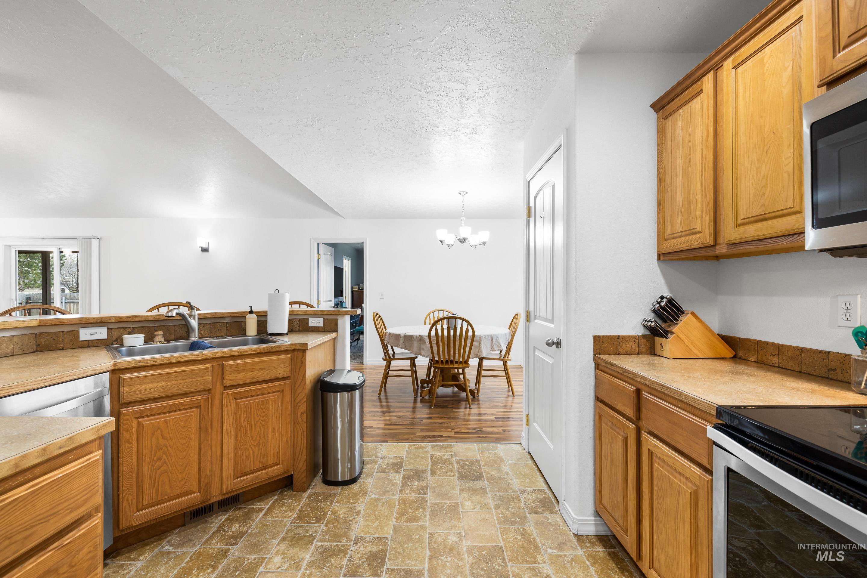 191 SW Quaker Dr, Mountain Home, Idaho 83647, 3 Bedrooms, 2 Bathrooms, Residential For Sale, Price $359,990,MLS 98972963