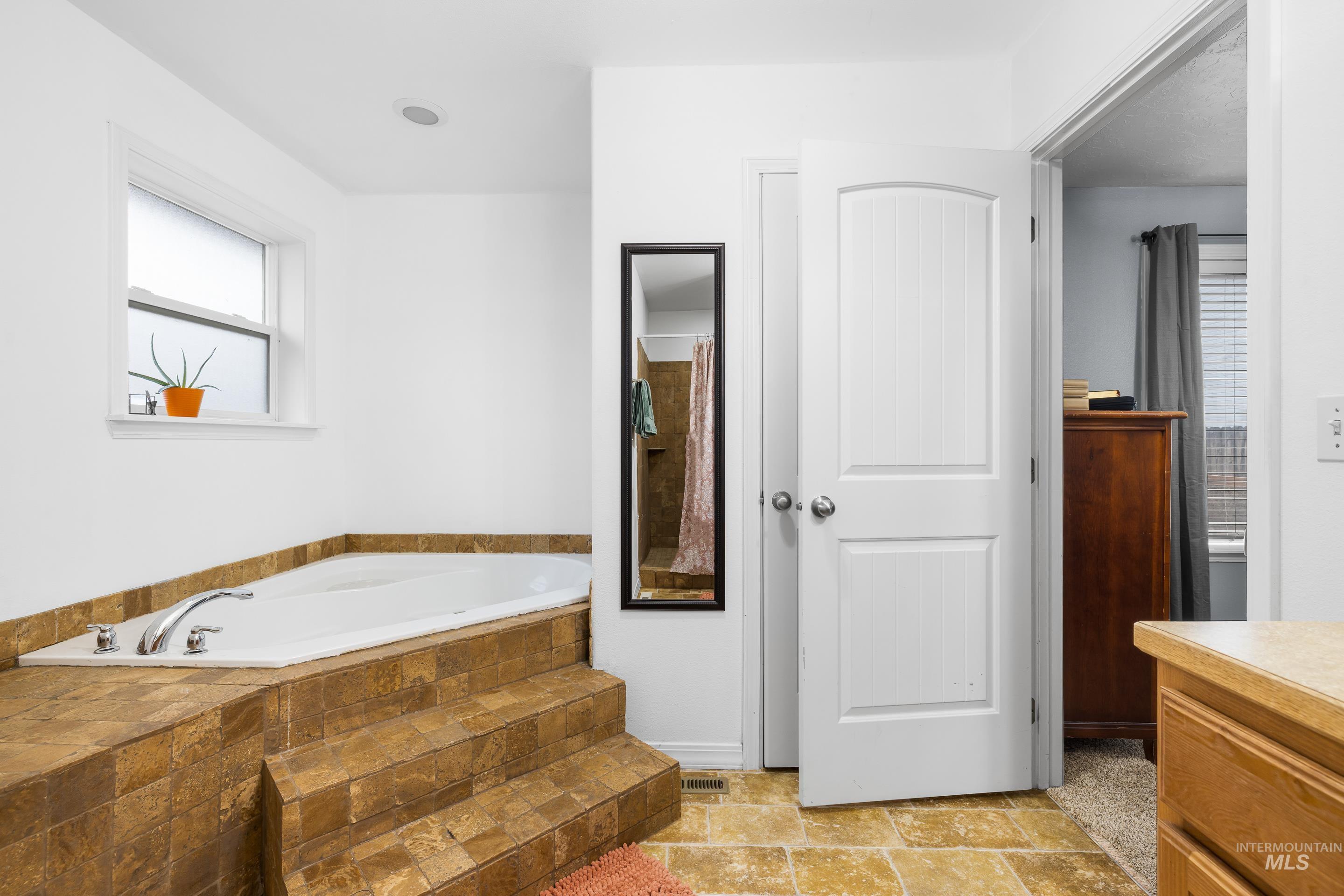 191 SW Quaker Dr, Mountain Home, Idaho 83647, 3 Bedrooms, 2 Bathrooms, Residential For Sale, Price $359,990,MLS 98972963