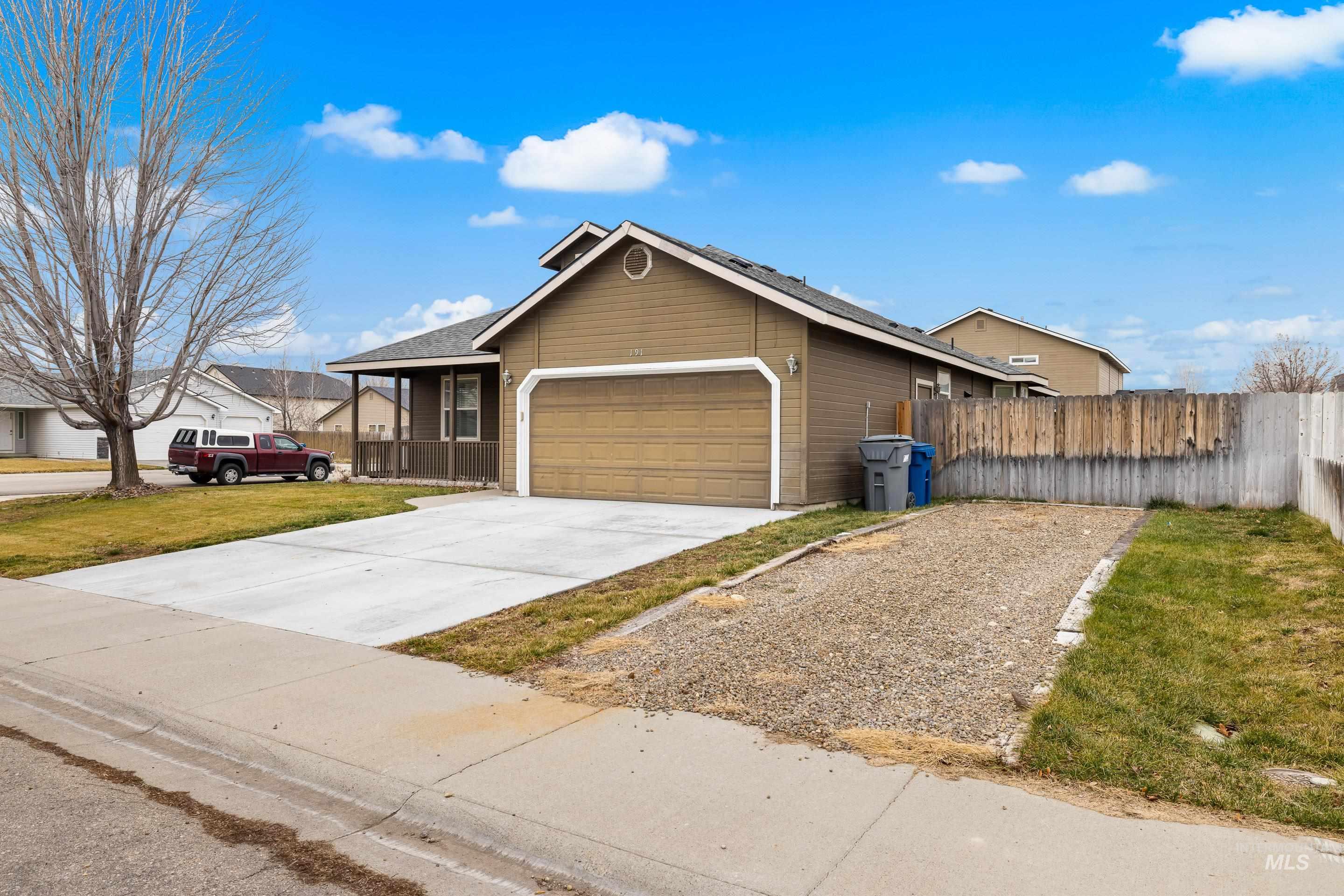 191 SW Quaker Dr, Mountain Home, Idaho 83647, 3 Bedrooms, 2 Bathrooms, Residential For Sale, Price $359,990,MLS 98972963