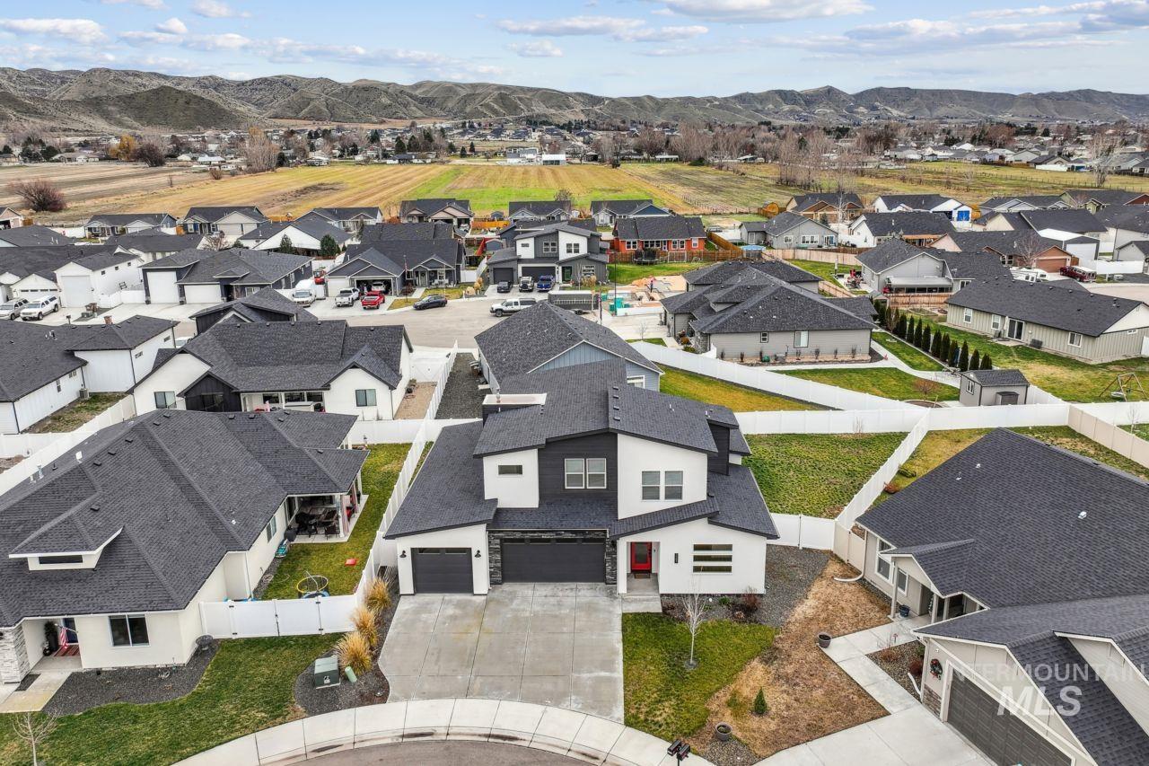 2587 E Jonagold, Emmett, Idaho 83617, 4 Bedrooms, 3.5 Bathrooms, Residential For Sale, Price $599,000,MLS 98972966