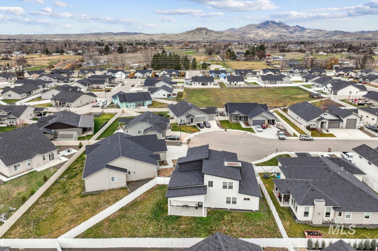 2587 E Jonagold, Emmett, Idaho 83617, 4 Bedrooms, 3.5 Bathrooms, Residential For Sale, Price $599,000,MLS 98972966