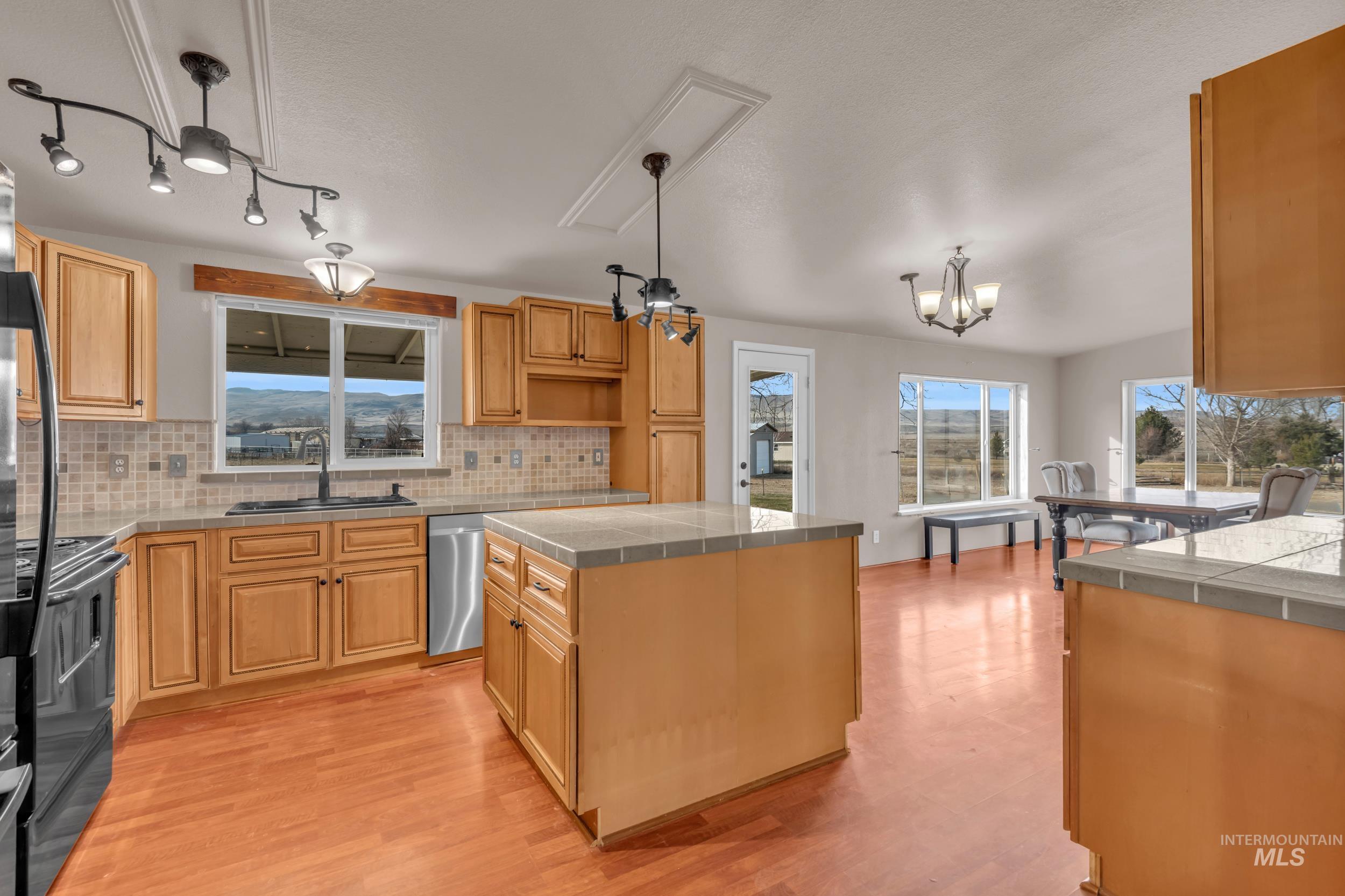 2852 Sagebrush Lane, Homedale, Idaho 83628, 3 Bedrooms, 2 Bathrooms, Residential For Sale, Price $485,000,MLS 98972973