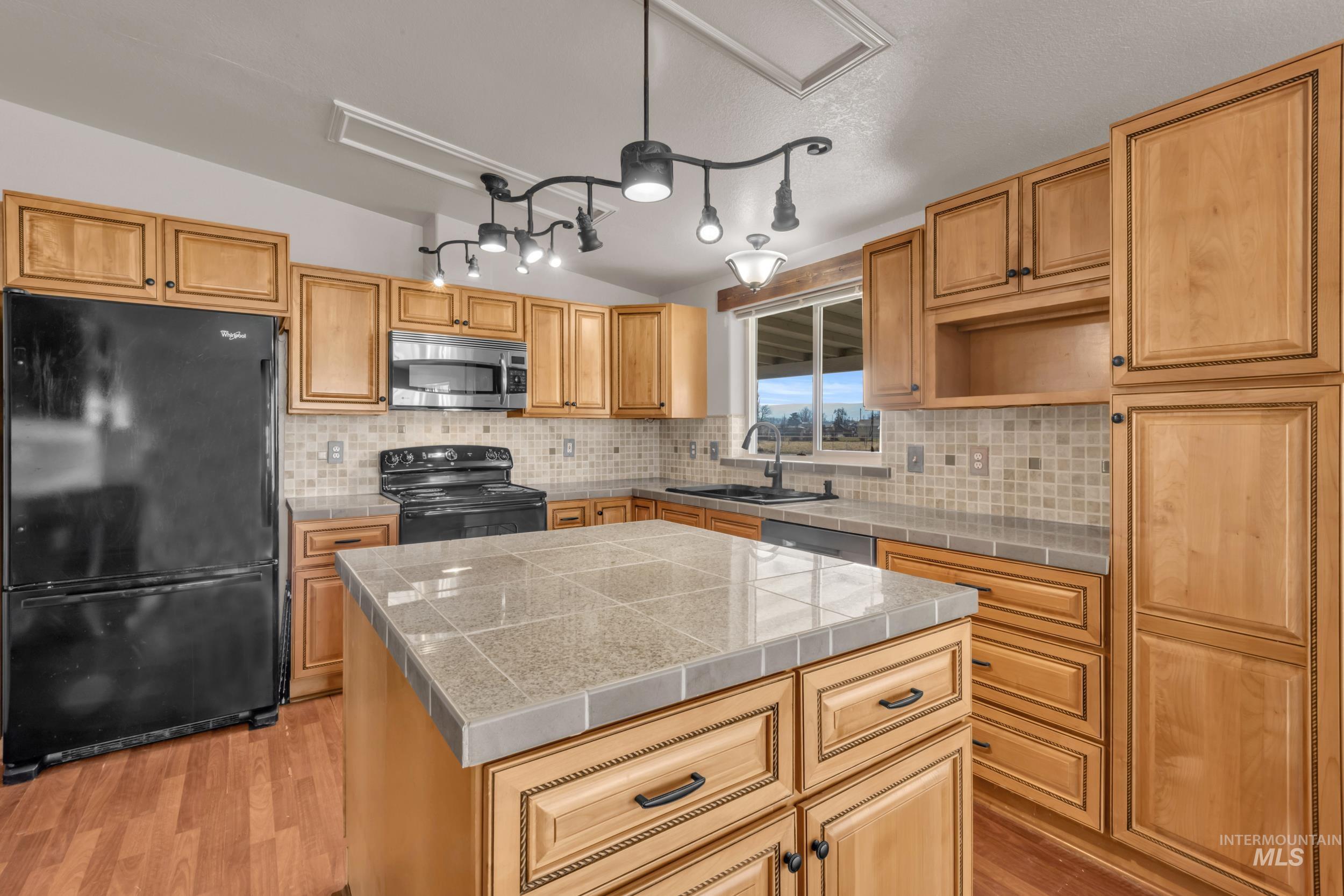 2852 Sagebrush Lane, Homedale, Idaho 83628, 3 Bedrooms, 2 Bathrooms, Residential For Sale, Price $485,000,MLS 98972973