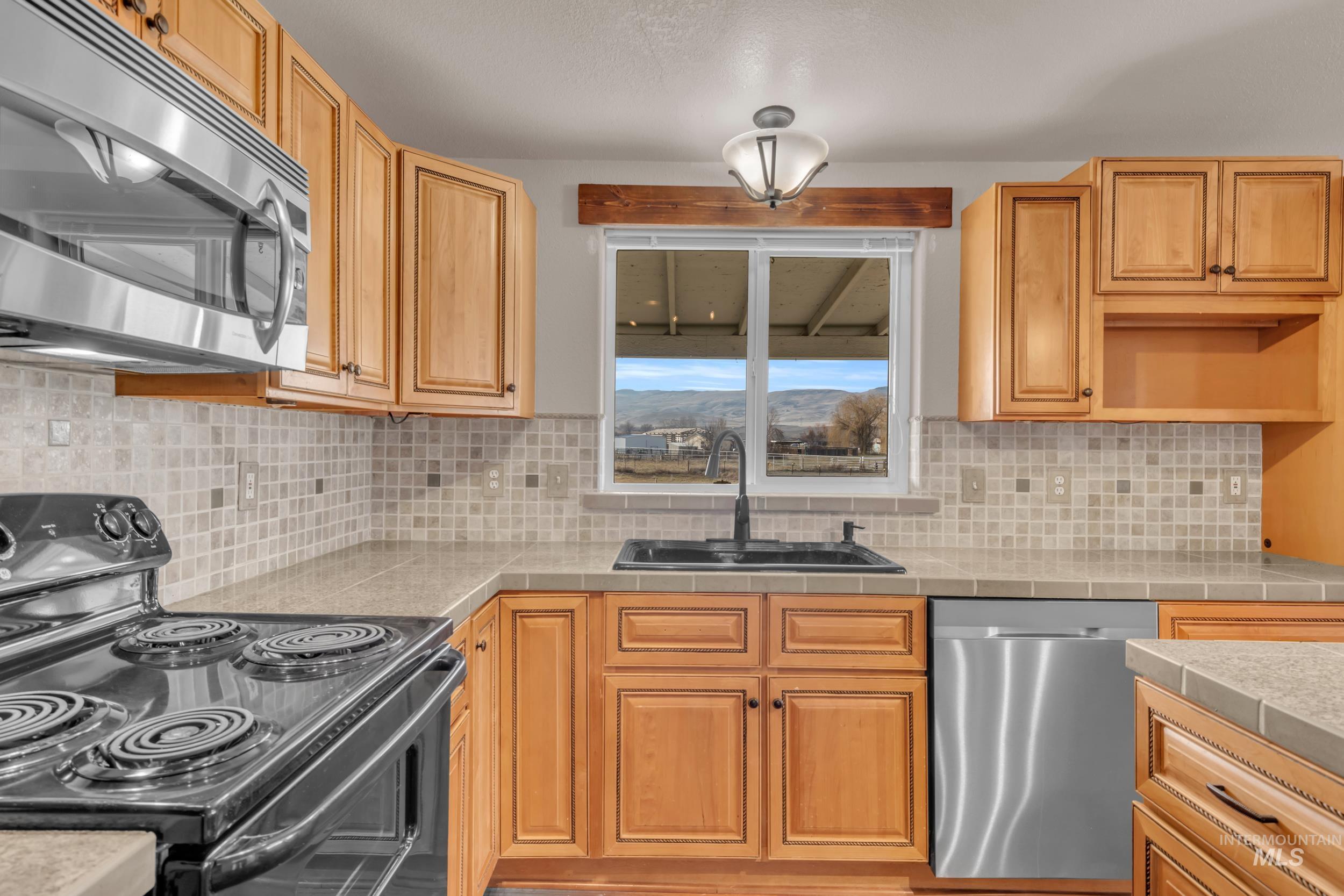 2852 Sagebrush Lane, Homedale, Idaho 83628, 3 Bedrooms, 2 Bathrooms, Residential For Sale, Price $485,000,MLS 98972973