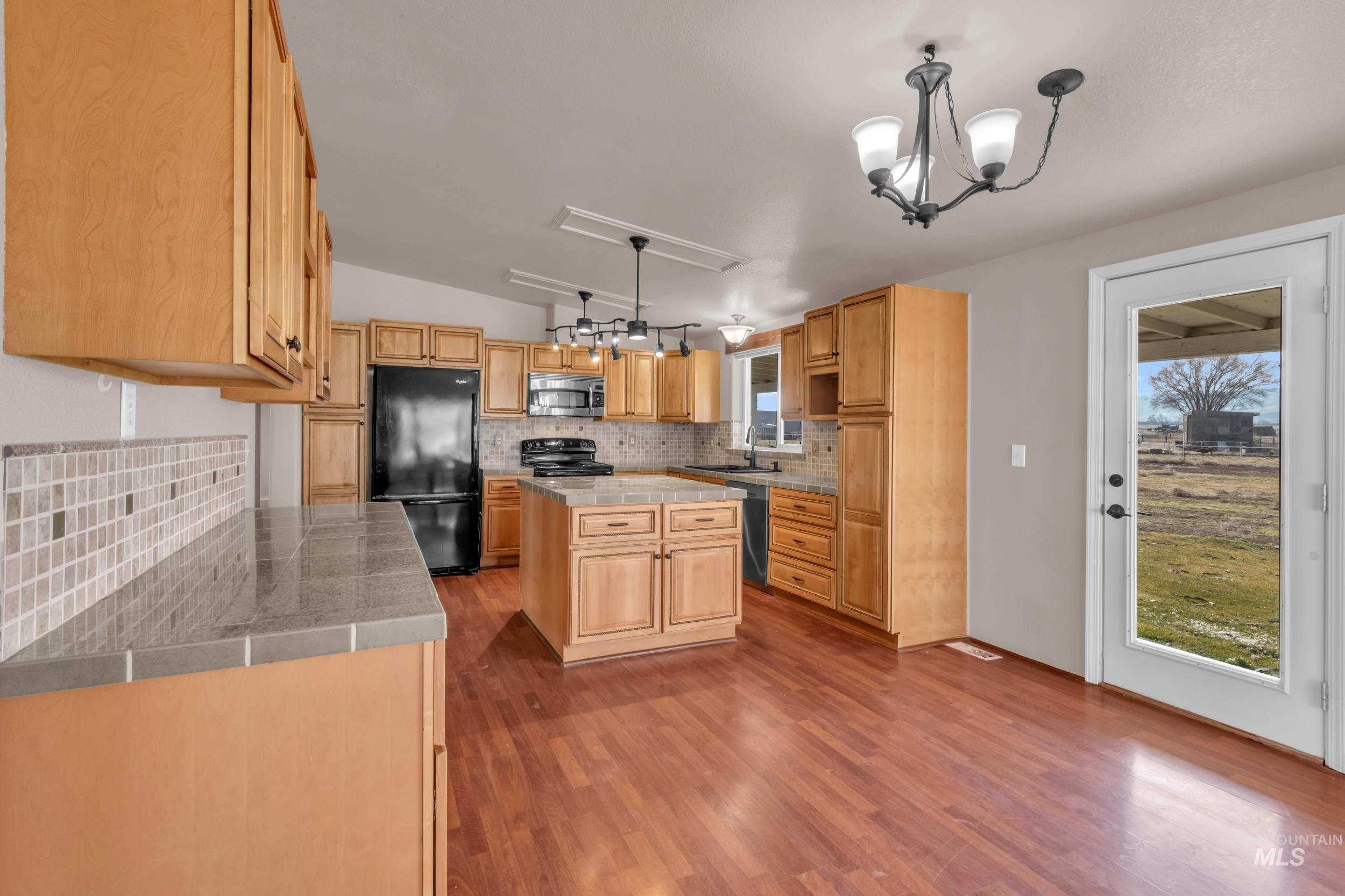 2852 Sagebrush Lane, Homedale, Idaho 83628, 3 Bedrooms, 2 Bathrooms, Residential For Sale, Price $485,000,MLS 98972973