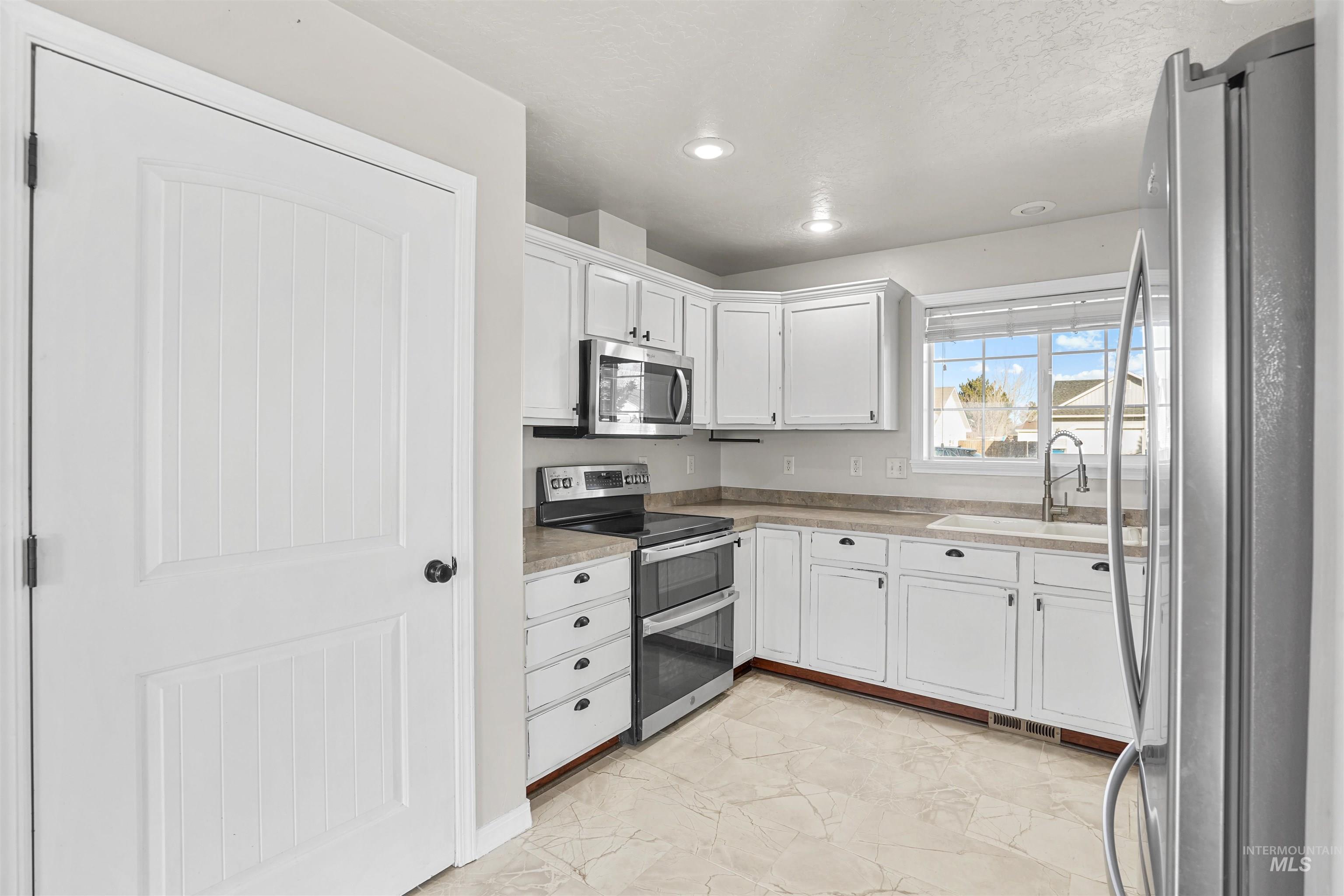 330 W 2nd Street, Hazelton, Idaho 83335, 4 Bedrooms, 2.5 Bathrooms, Residential For Sale, Price $395,000,MLS 98972982