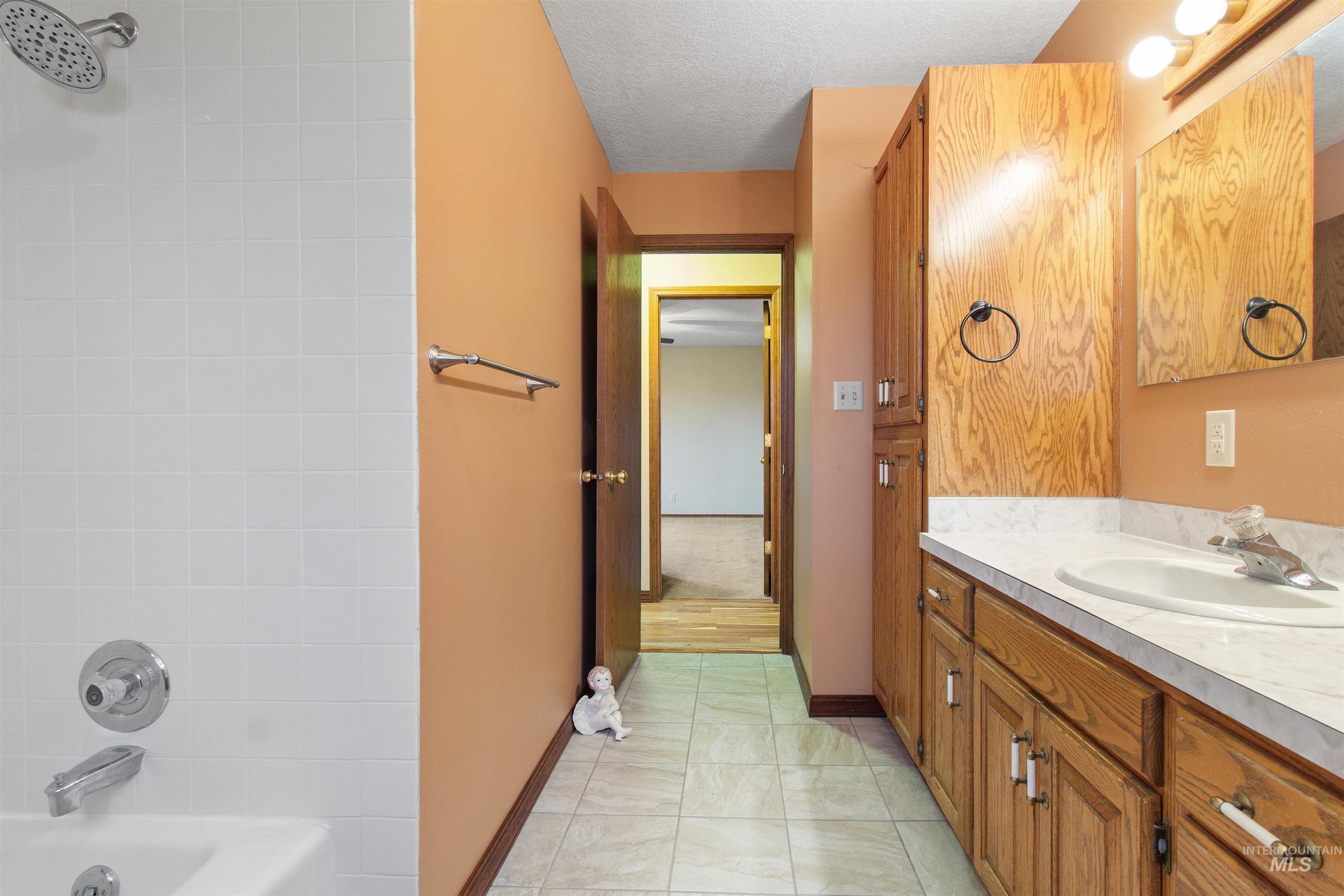 4048 N 3536 E, Kimberly, Idaho 83341, 3 Bedrooms, 3 Bathrooms, Residential For Sale, Price $915,000, 98972983