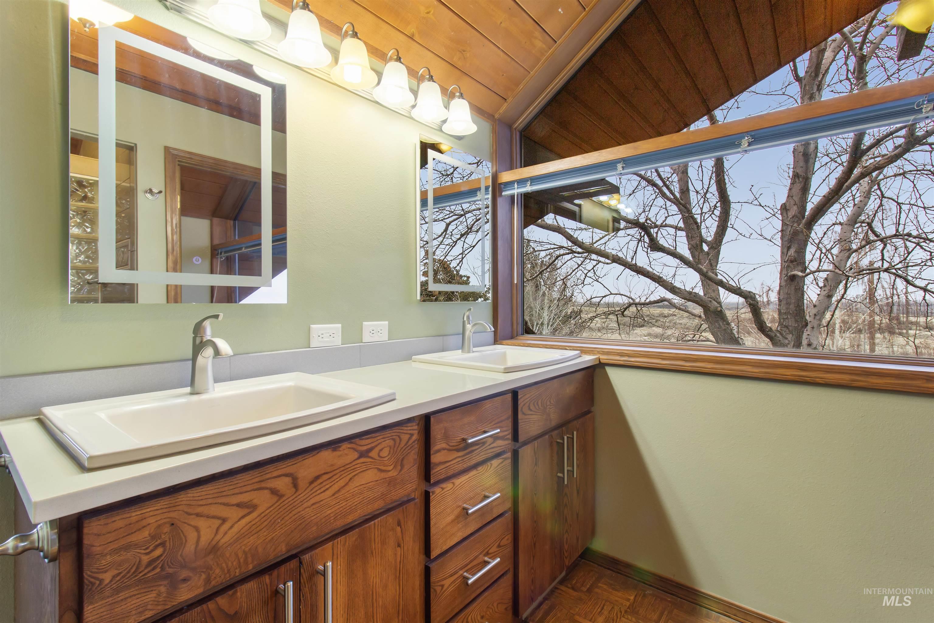 4048 N 3536 E, Kimberly, Idaho 83341, 3 Bedrooms, 3 Bathrooms, Residential For Sale, Price $915,000, 98972983