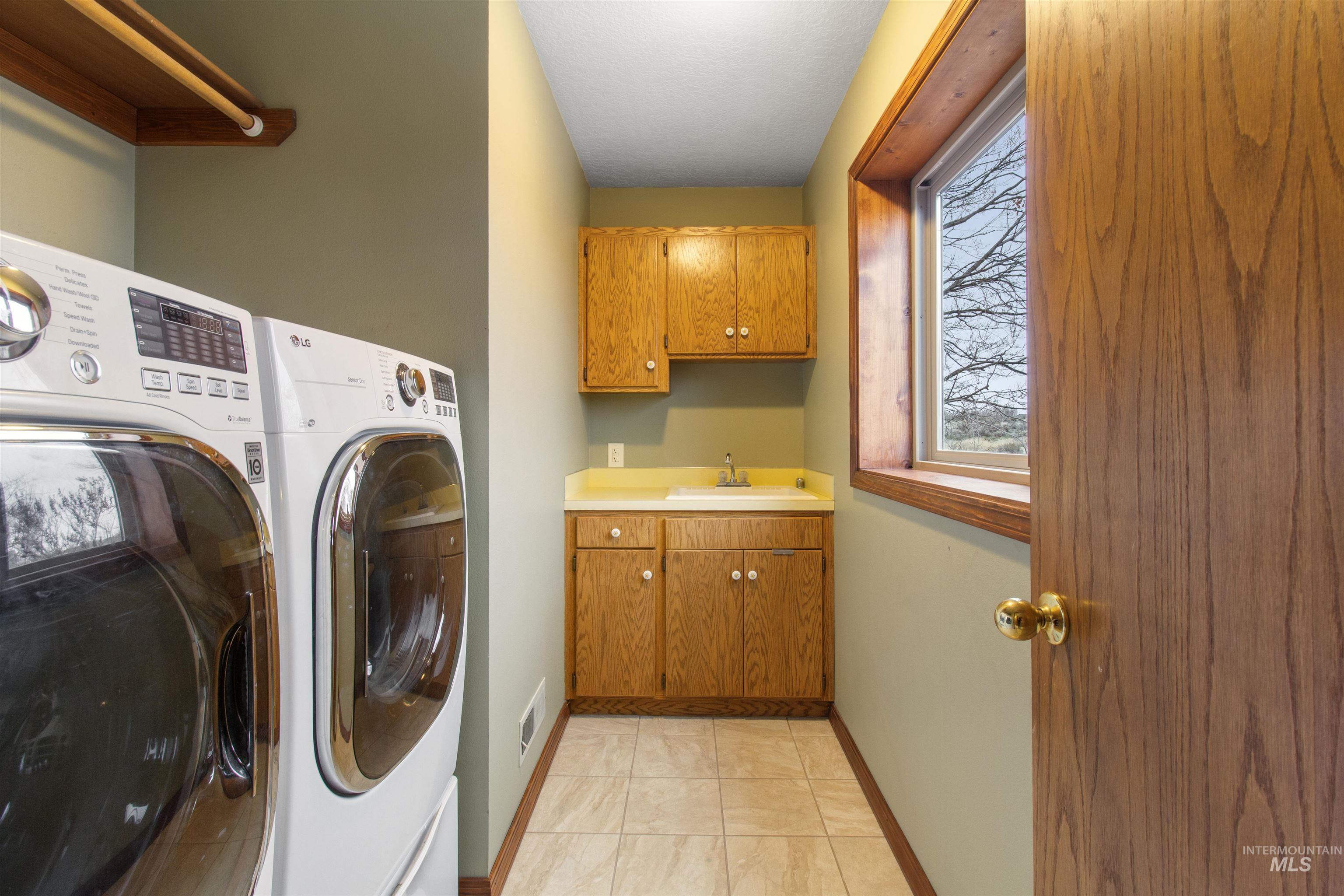 4048 N 3536 E, Kimberly, Idaho 83341, 3 Bedrooms, 3 Bathrooms, Residential For Sale, Price $915,000, 98972983