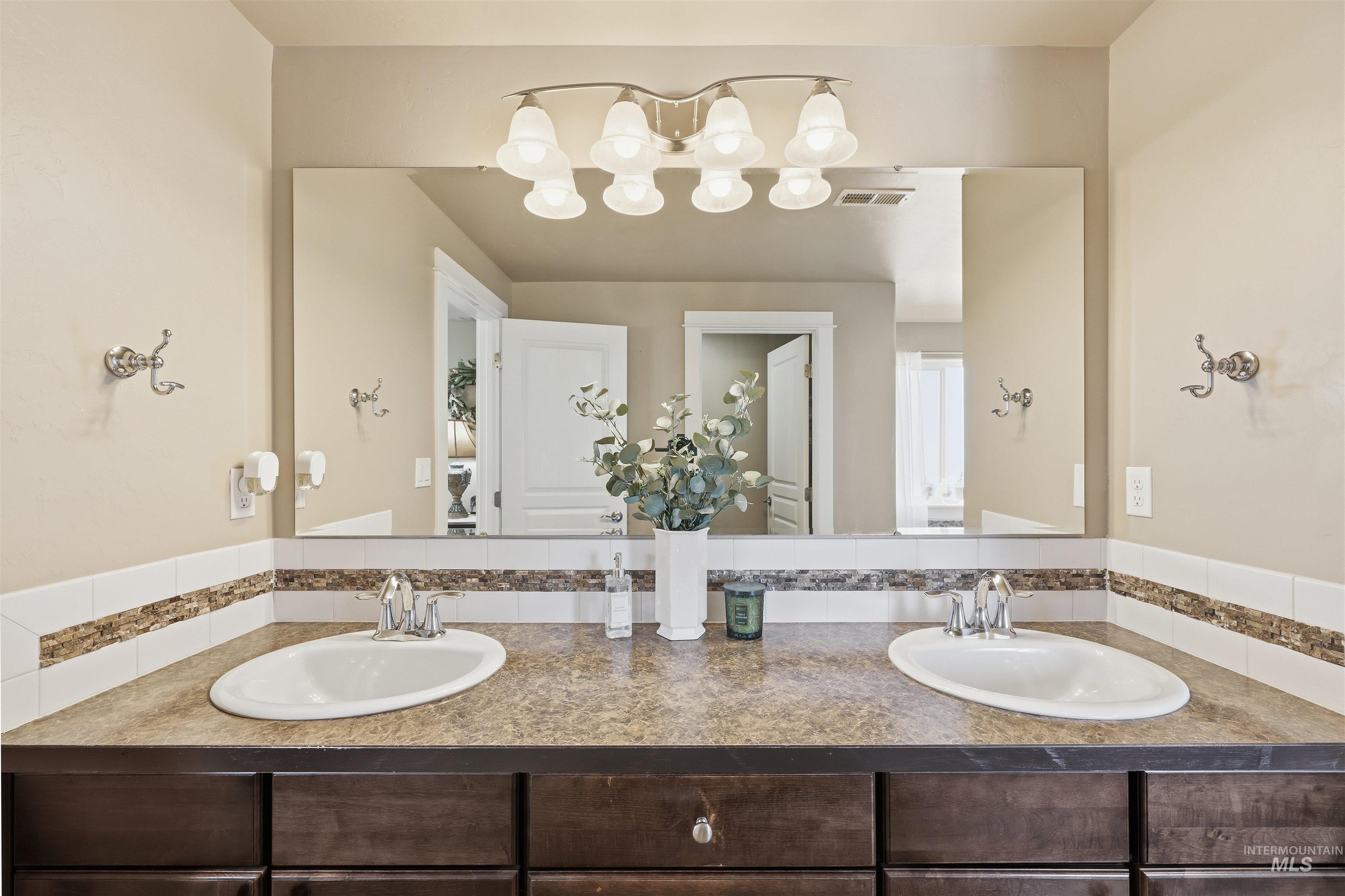 431 S Rocker Avenue, Kuna, Idaho 83634, 4 Bedrooms, 2.5 Bathrooms, Residential For Sale, Price $535,000,MLS 98972984