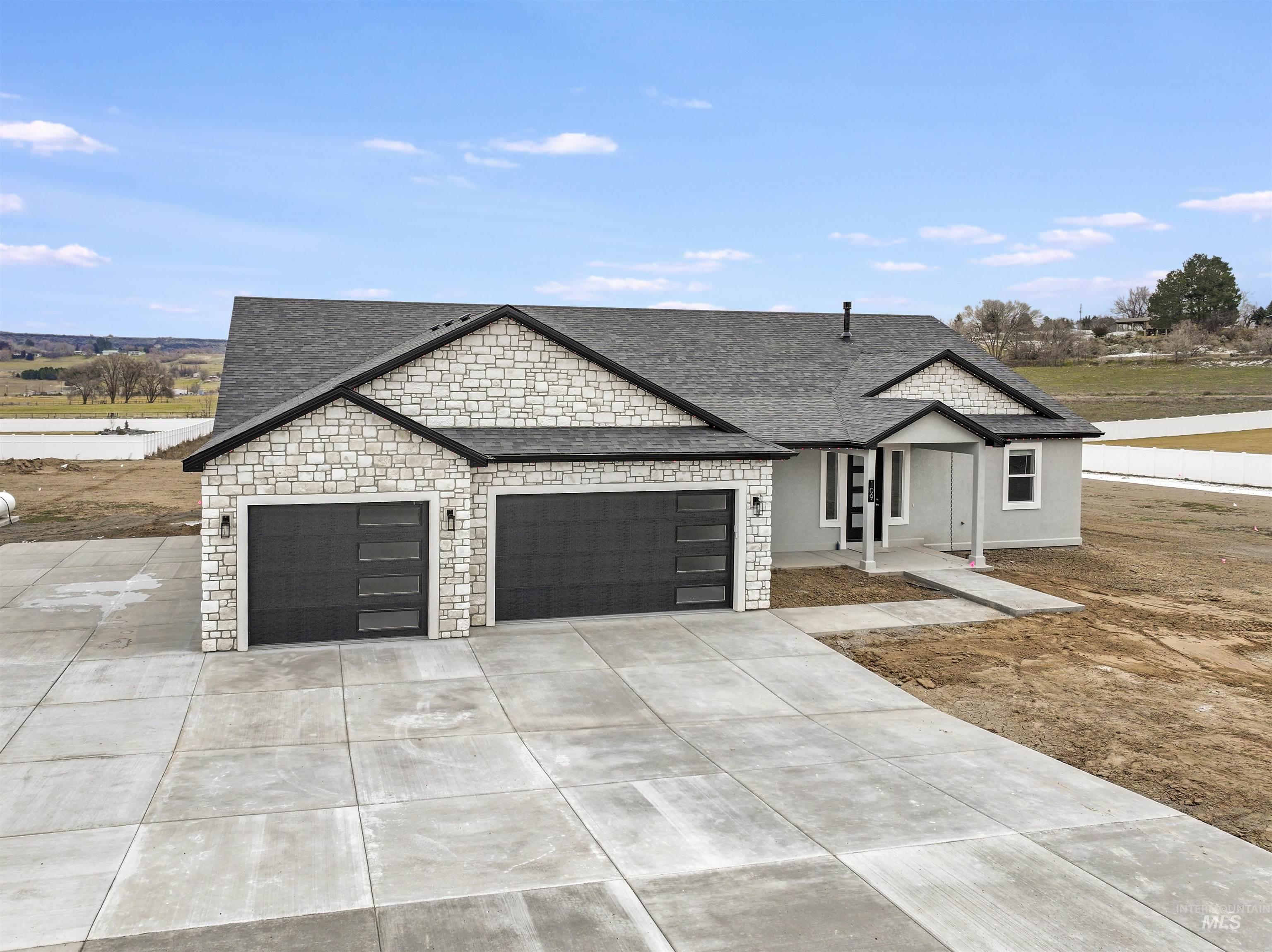 109 Stella Circle, Hagerman, Idaho 83332, 3 Bedrooms, 2 Bathrooms, Residential For Sale, Price $744,900,MLS 98972985