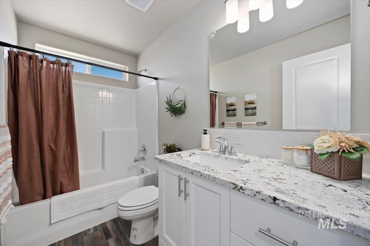 2044 Lowline Avenue, Twin Falls, Idaho 83301, 4 Bedrooms, 2 Bathrooms, Residential For Sale, Price $379,000,MLS 98972995