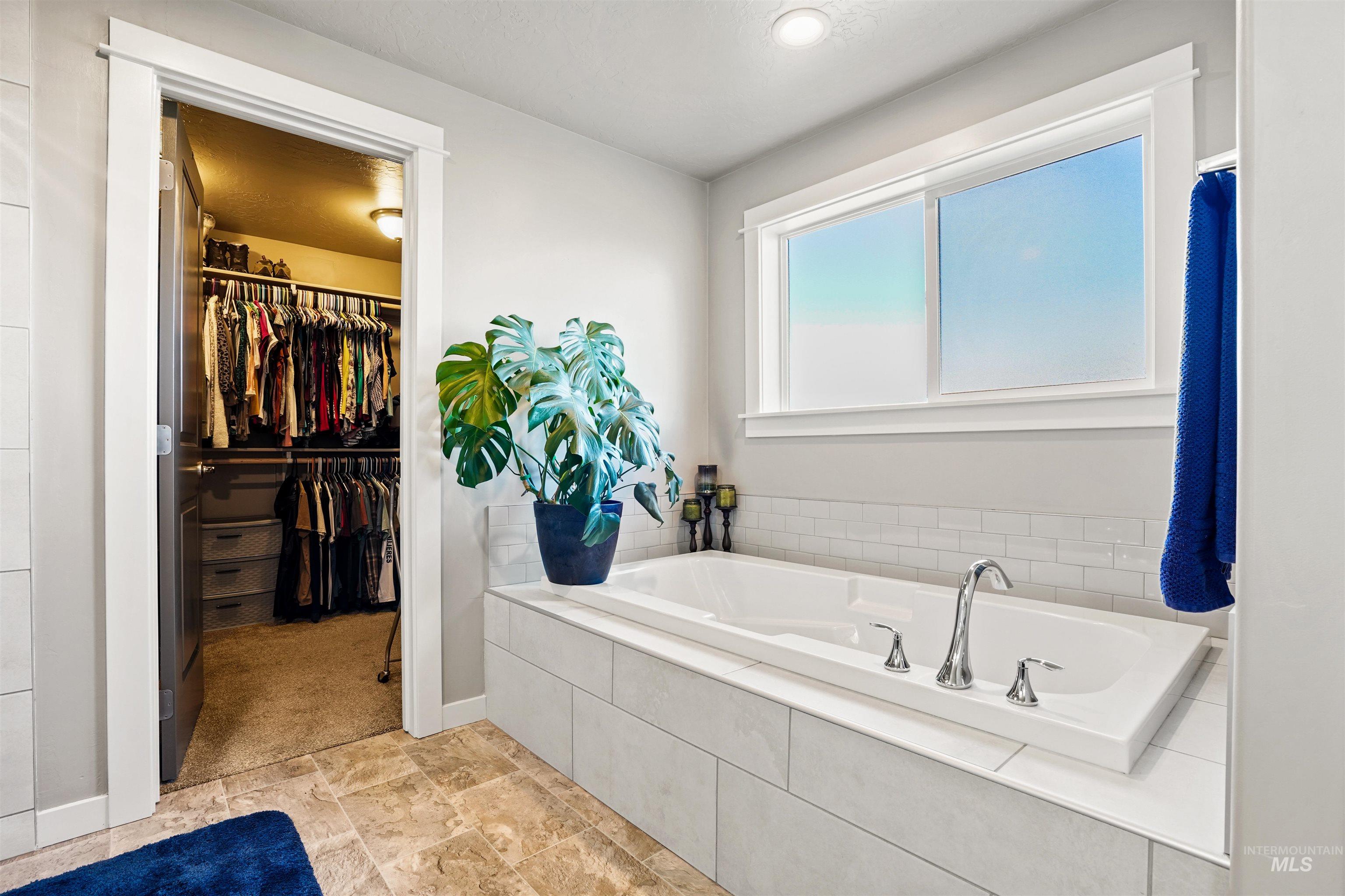 6796 S Silver Spur Way, Boise, Idaho 83709, 4 Bedrooms, 3 Bathrooms, Residential For Sale, Price $615,990,MLS 98973001