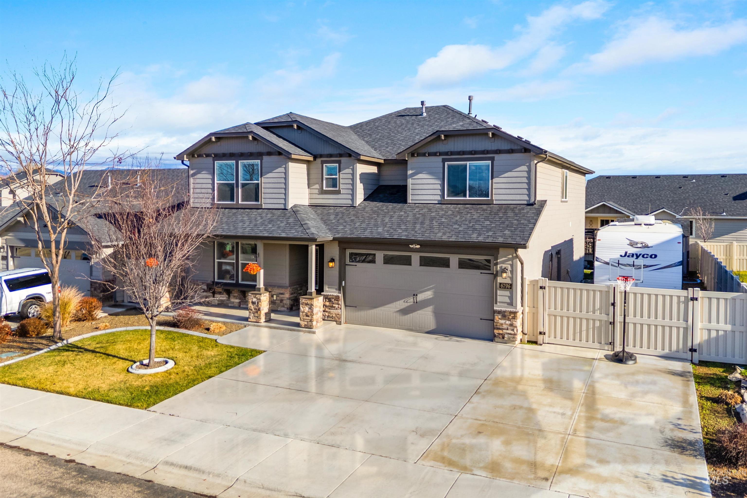 6796 S Silver Spur Way, Boise, Idaho 83709, 4 Bedrooms, 3 Bathrooms, Residential For Sale, Price $615,990,MLS 98973001