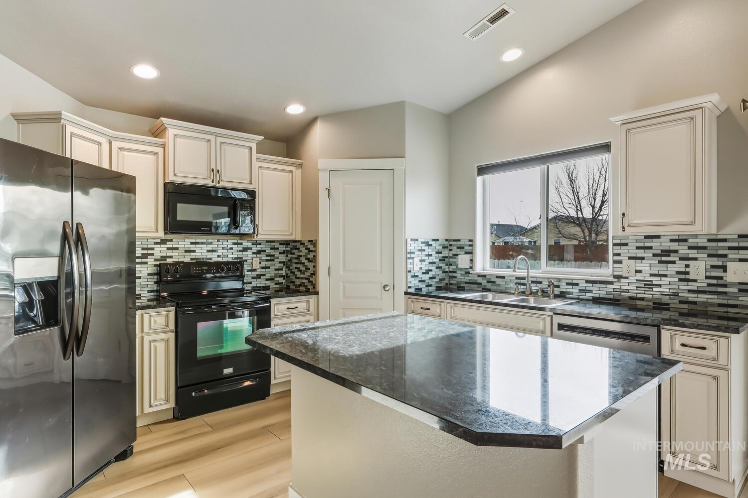 143 E Willow Creek, Middleton, Idaho 83644, 3 Bedrooms, 2 Bathrooms, Residential For Sale, Price $384,900,MLS 98973007