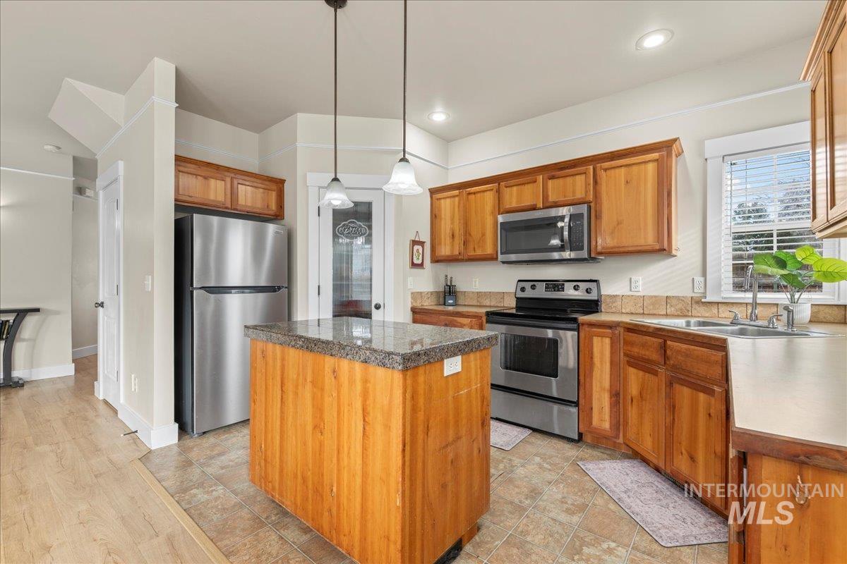 2586 N Mitchell St, Boise, Idaho 83704, 3 Bedrooms, 2.5 Bathrooms, Residential For Sale, Price $415,000,MLS 98973010