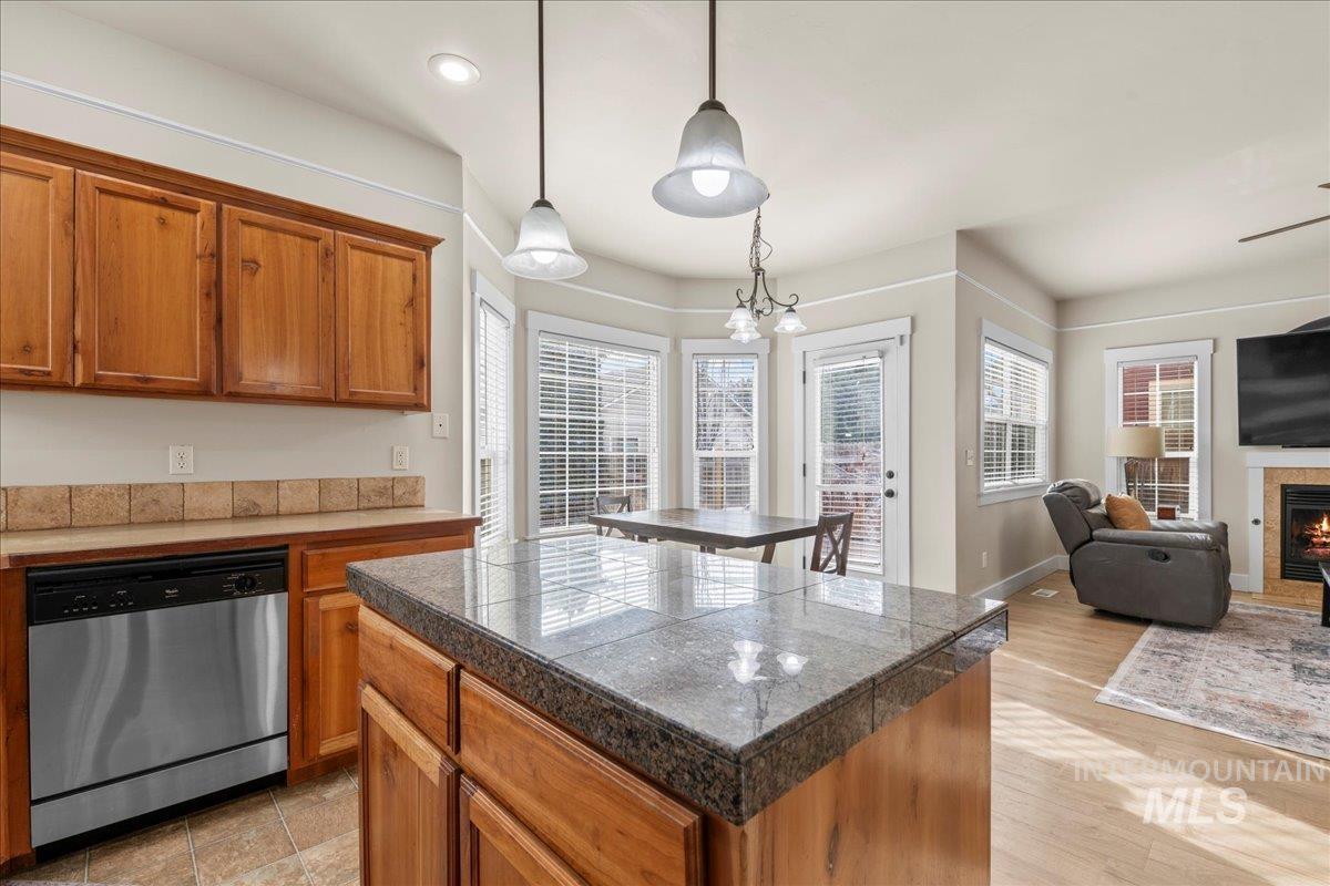 2586 N Mitchell St, Boise, Idaho 83704, 3 Bedrooms, 2.5 Bathrooms, Residential For Sale, Price $415,000,MLS 98973010