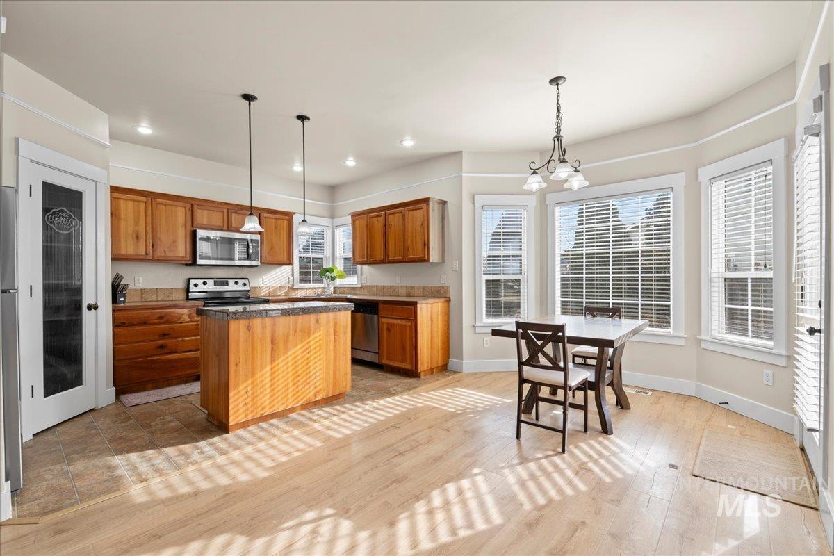 2586 N Mitchell St, Boise, Idaho 83704, 3 Bedrooms, 2.5 Bathrooms, Residential For Sale, Price $415,000,MLS 98973010