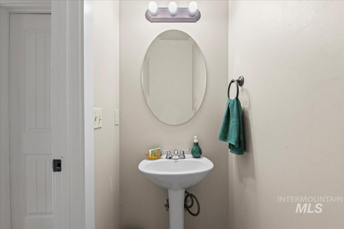 2586 N Mitchell St, Boise, Idaho 83704, 3 Bedrooms, 2.5 Bathrooms, Residential For Sale, Price $415,000,MLS 98973010