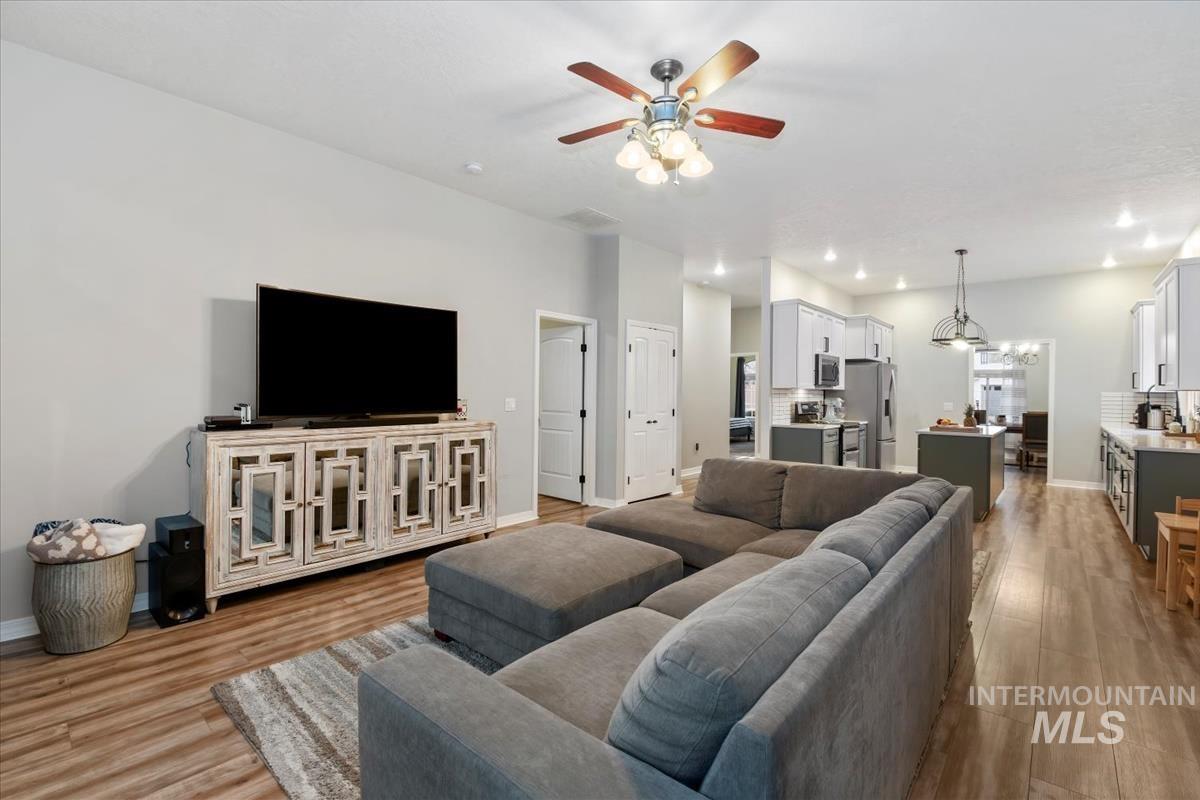 1512 W Great Basin Dr., Meridian, Idaho 83646, 3 Bedrooms, 2 Bathrooms, Residential For Sale, Price $483,000,MLS 98973011