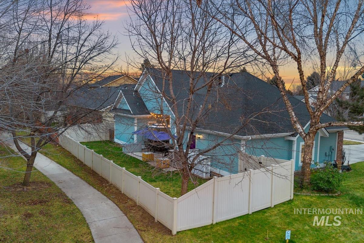 1512 W Great Basin Dr., Meridian, Idaho 83646, 3 Bedrooms, 2 Bathrooms, Residential For Sale, Price $483,000,MLS 98973011