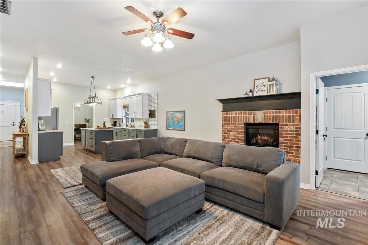 1512 W Great Basin Dr., Meridian, Idaho 83646, 3 Bedrooms, 2 Bathrooms, Residential For Sale, Price $483,000,MLS 98973011