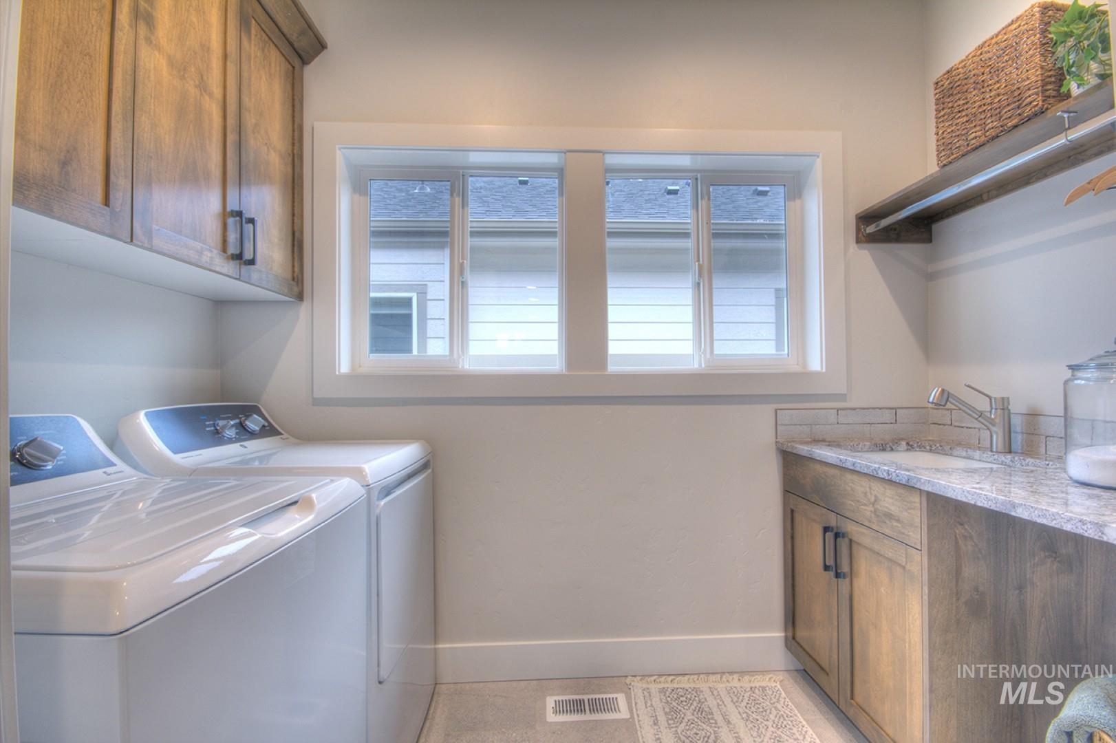 1561 N Parkshire Way, Meridian, Idaho 83642, 3 Bedrooms, 2 Bathrooms, Residential For Sale, Price $579,700,MLS 98973023