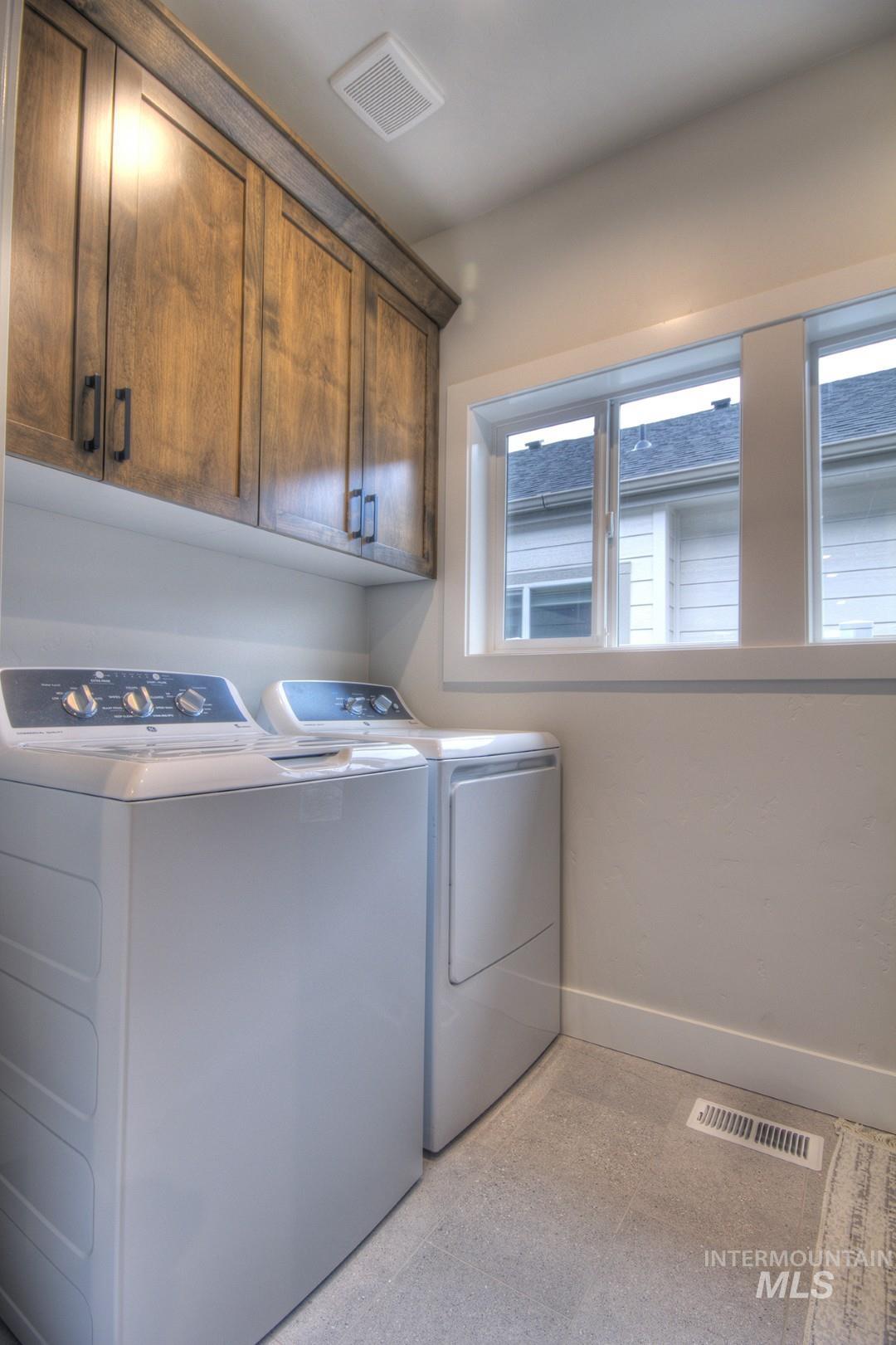 1561 N Parkshire Way, Meridian, Idaho 83642, 3 Bedrooms, 2 Bathrooms, Residential For Sale, Price $579,700,MLS 98973023