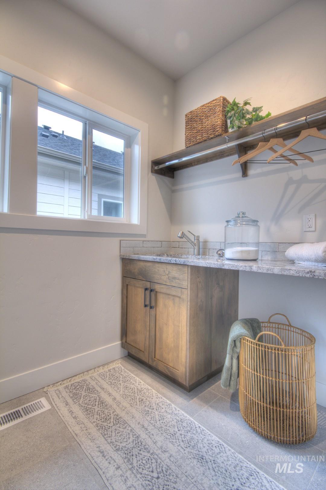 1561 N Parkshire Way, Meridian, Idaho 83642, 3 Bedrooms, 2 Bathrooms, Residential For Sale, Price $579,700,MLS 98973023