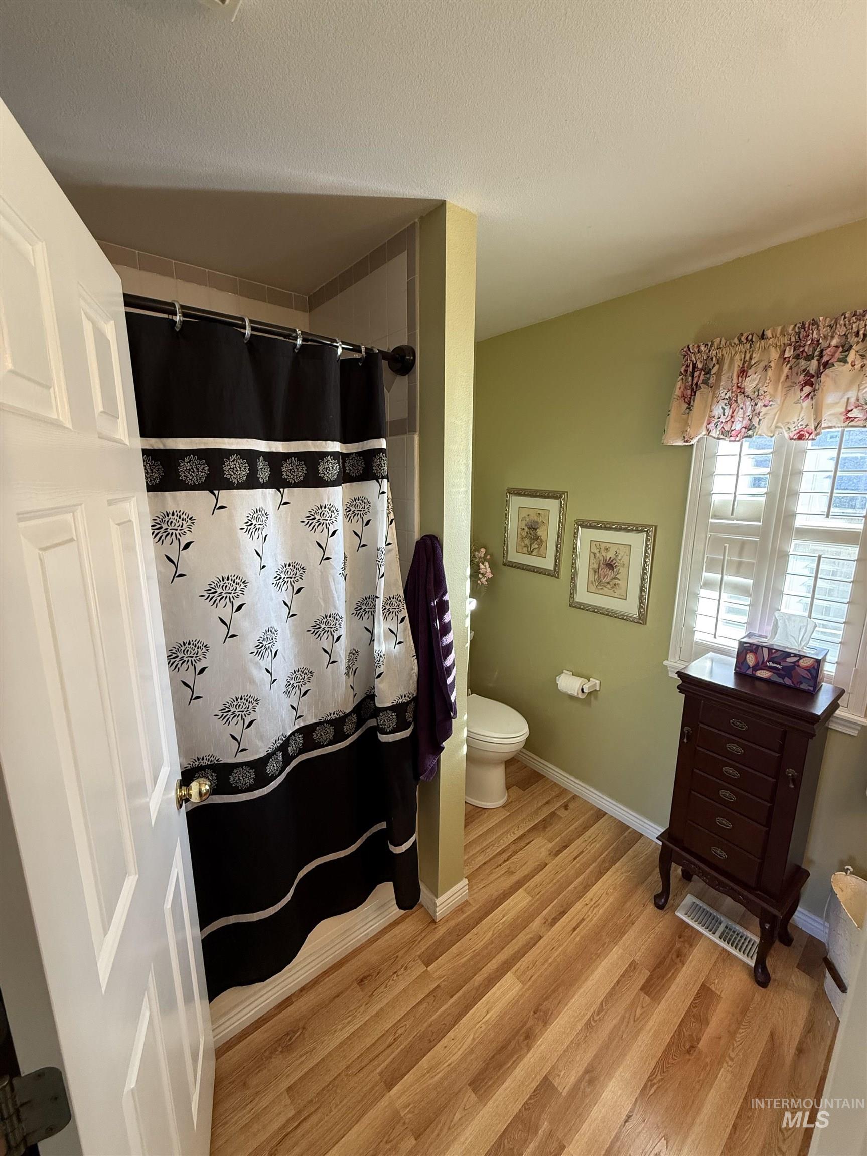 6171 N Willowdale, Garden City, Idaho 83714, 3 Bedrooms, 2 Bathrooms, Residential For Sale, Price $450,000,MLS 98973024