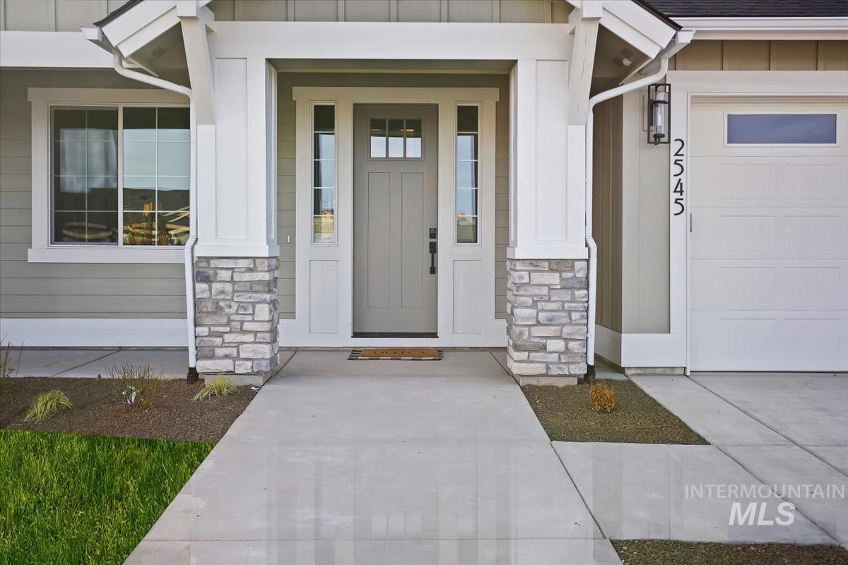 2545 E Cavern Dr., Meridian, Idaho 83642, 4 Bedrooms, 3.5 Bathrooms, Residential For Sale, Price $899,900,MLS 98973028