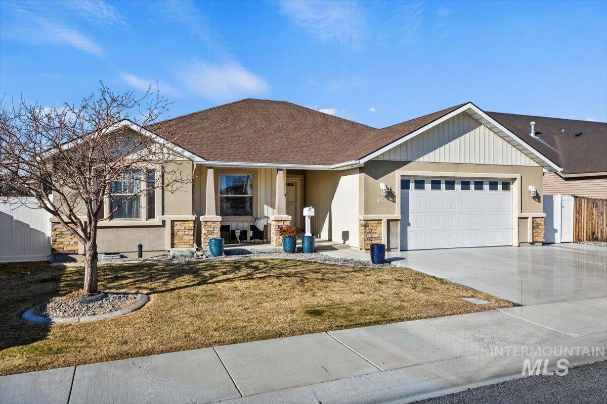 657 Creekside Way, Twin Falls, Idaho 83301-4706, 3 Bedrooms, 2 Bathrooms, Residential For Sale, Price $439,999,MLS 98973046