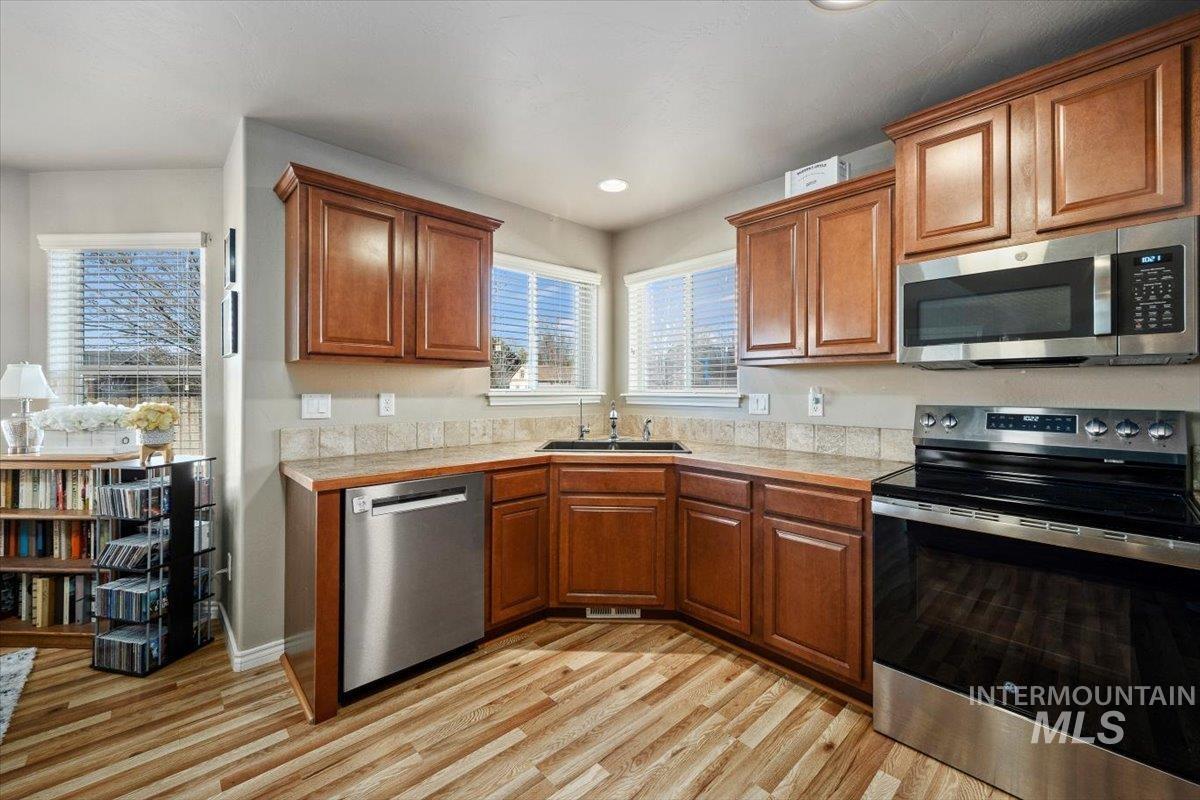 657 Creekside Way, Twin Falls, Idaho 83301-4706, 3 Bedrooms, 2 Bathrooms, Residential For Sale, Price $439,999,MLS 98973046