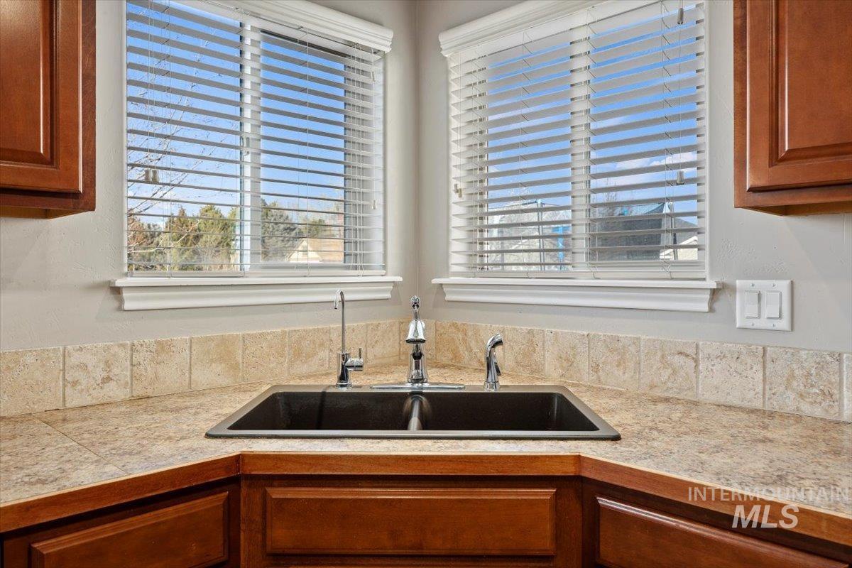 657 Creekside Way, Twin Falls, Idaho 83301-4706, 3 Bedrooms, 2 Bathrooms, Residential For Sale, Price $439,999,MLS 98973046