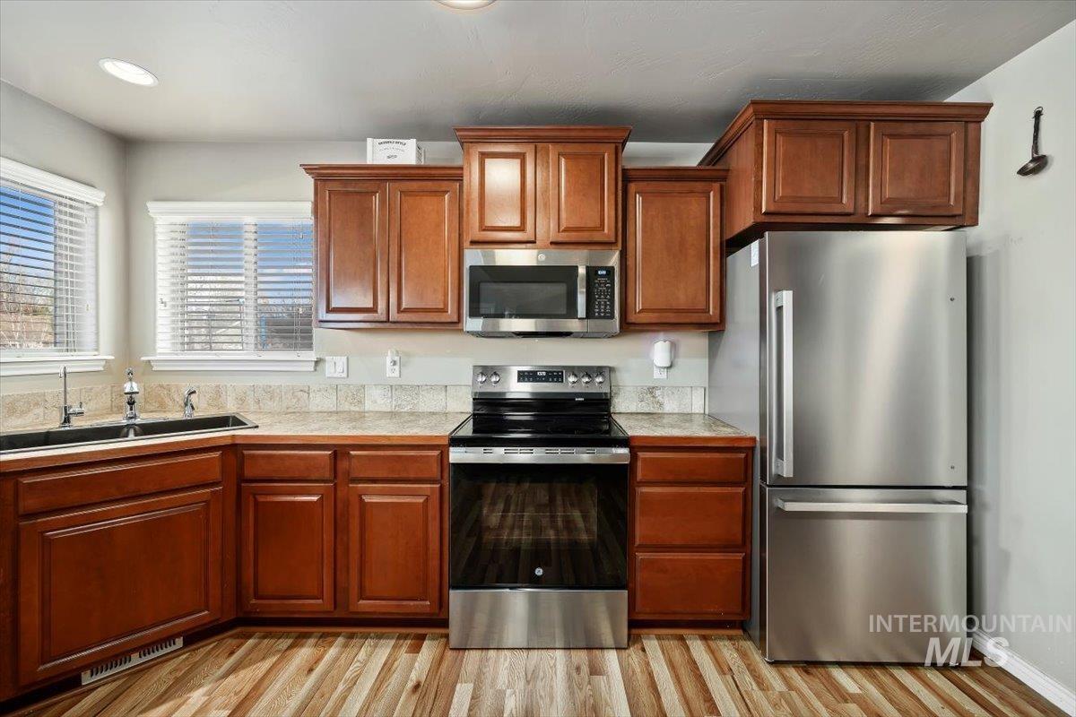 657 Creekside Way, Twin Falls, Idaho 83301-4706, 3 Bedrooms, 2 Bathrooms, Residential For Sale, Price $439,999,MLS 98973046